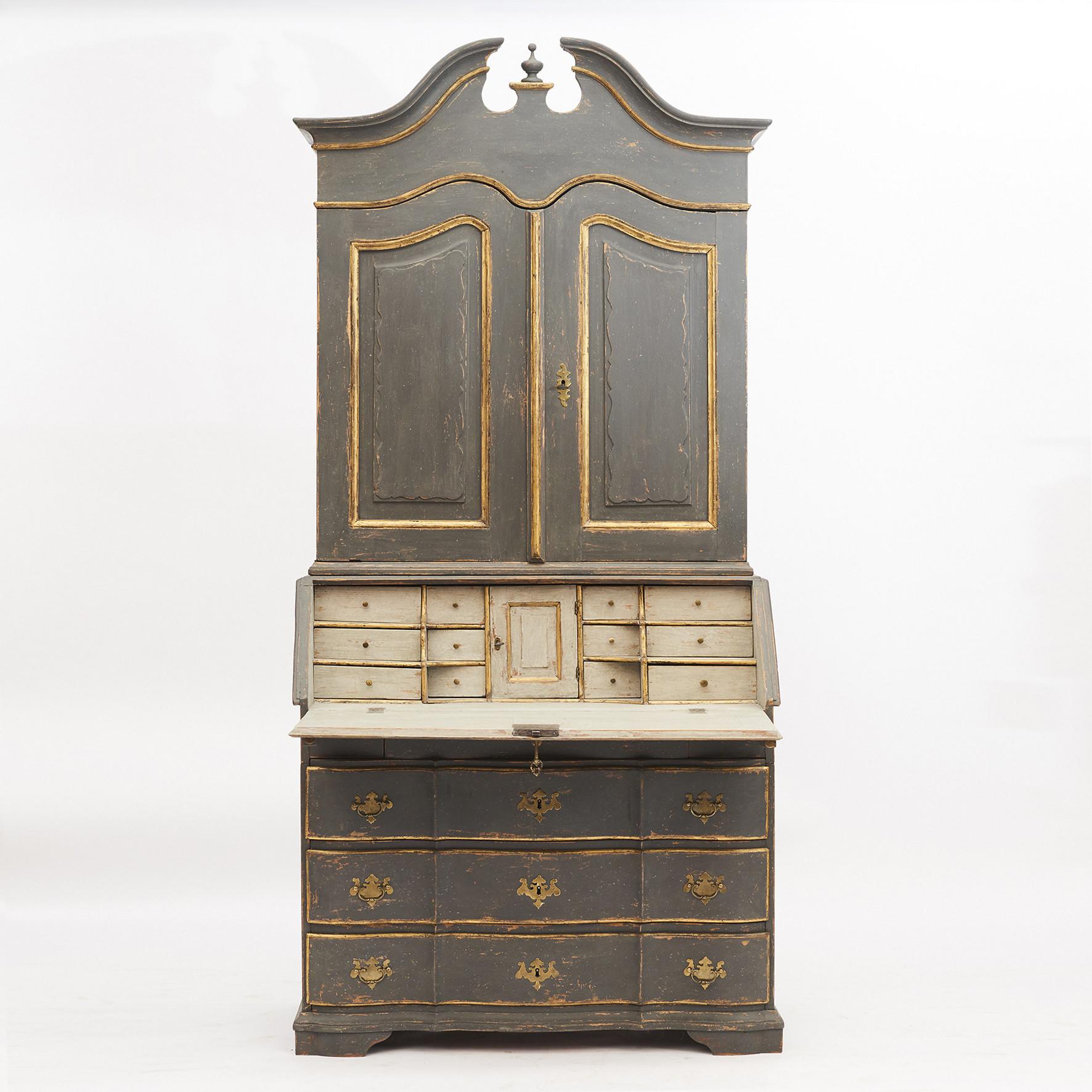 Danish Baroque bureau, 1750-1780.
Lower part with fluted front. Top part with a pair of curving doors and swan neck top.
Exterior granite gray color, list of subdued gold leaf. Behind flap numerous drawers in light gray color.
Denmark,