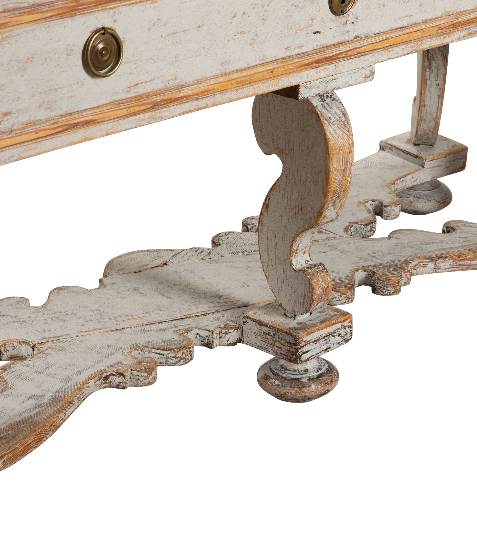 Armadio barocco svedese del XVIII secolo.
Con un frontone decorativo intagliato che si trova sotto due ante, che si aprono su uno scaffale. 
È stato ridipinto in grigio tenue.