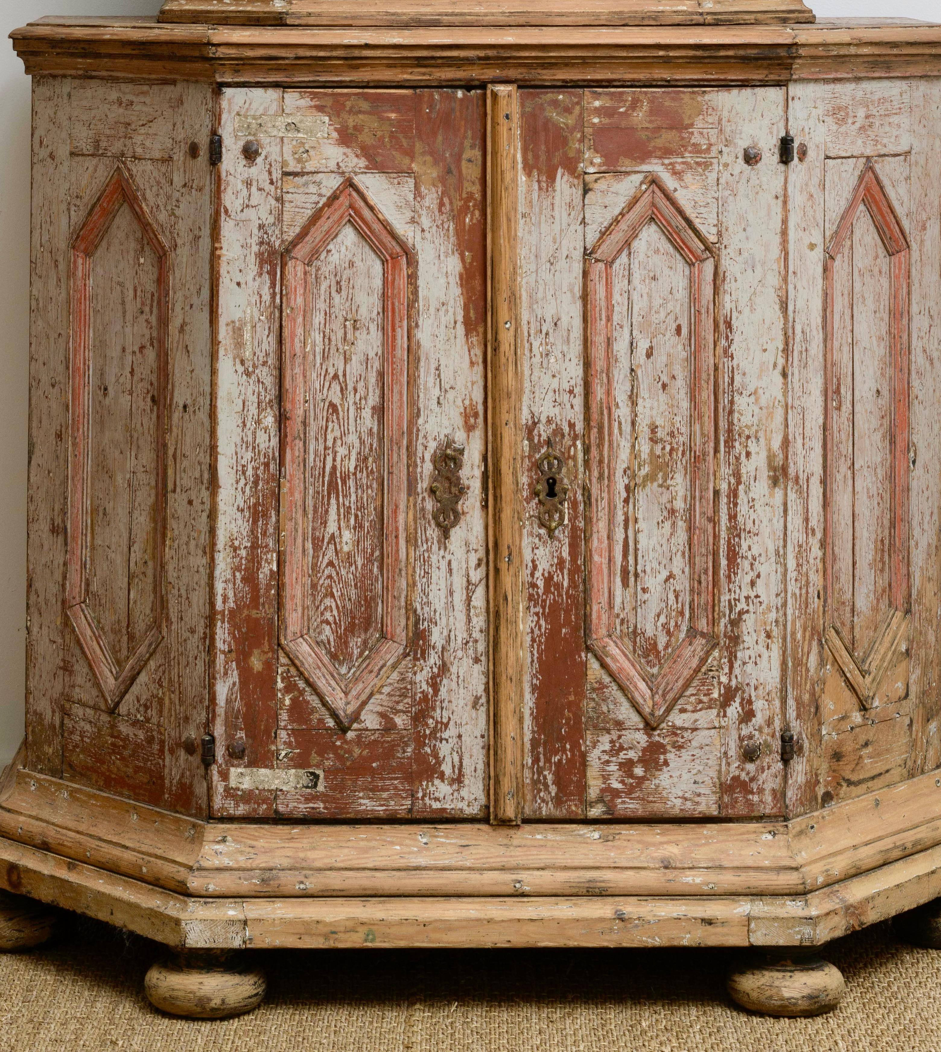 Schwedischer Barockschrank auf Schrank aus dem 18. Jahrhundert.  Originalfarbe.   im Zustand „Gut“ im Angebot in Santa Barbara, CA