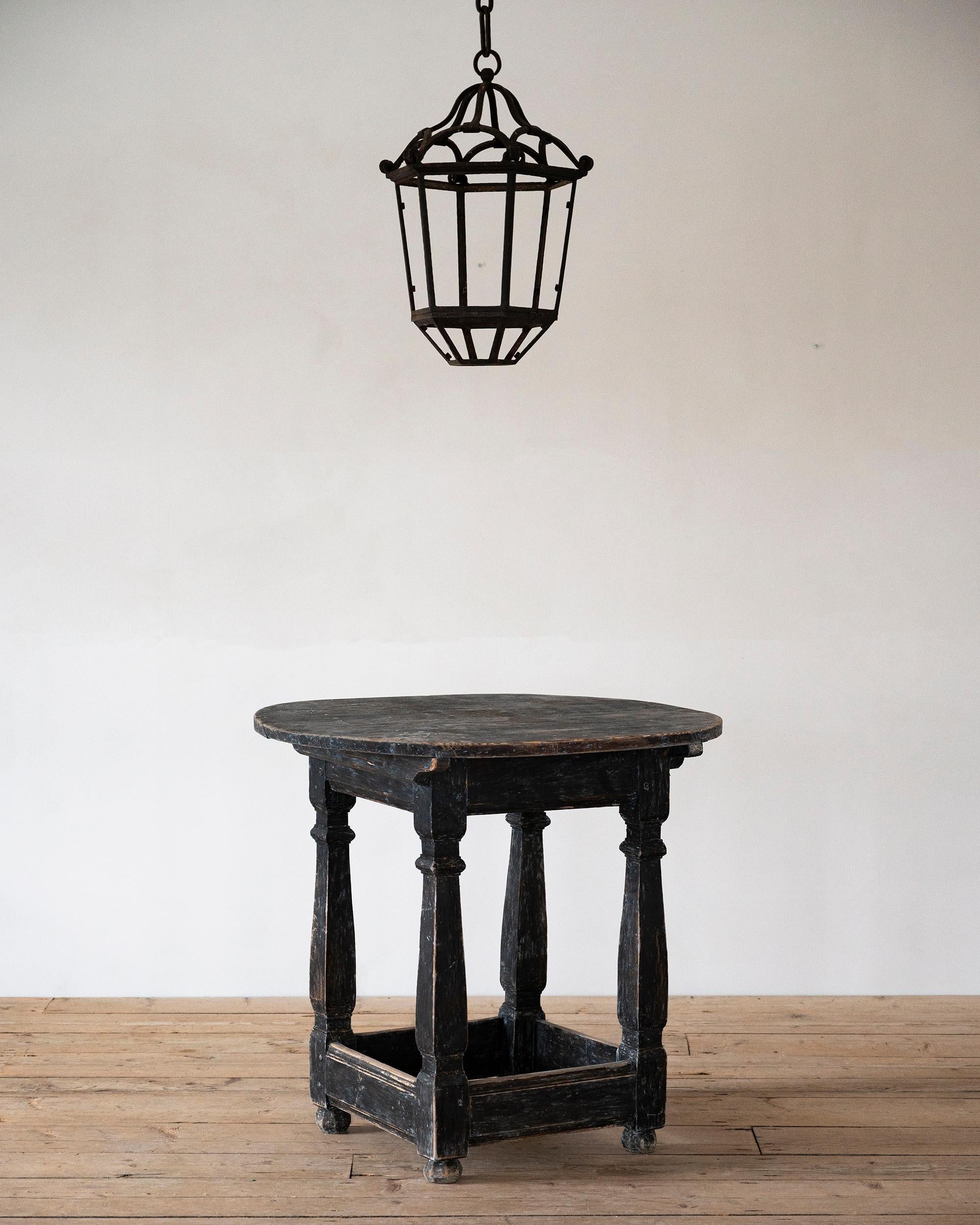 Insolito tavolo da centro barocco svedese del XVIII secolo nel suo colore originale. 1750 circa Svezia. 