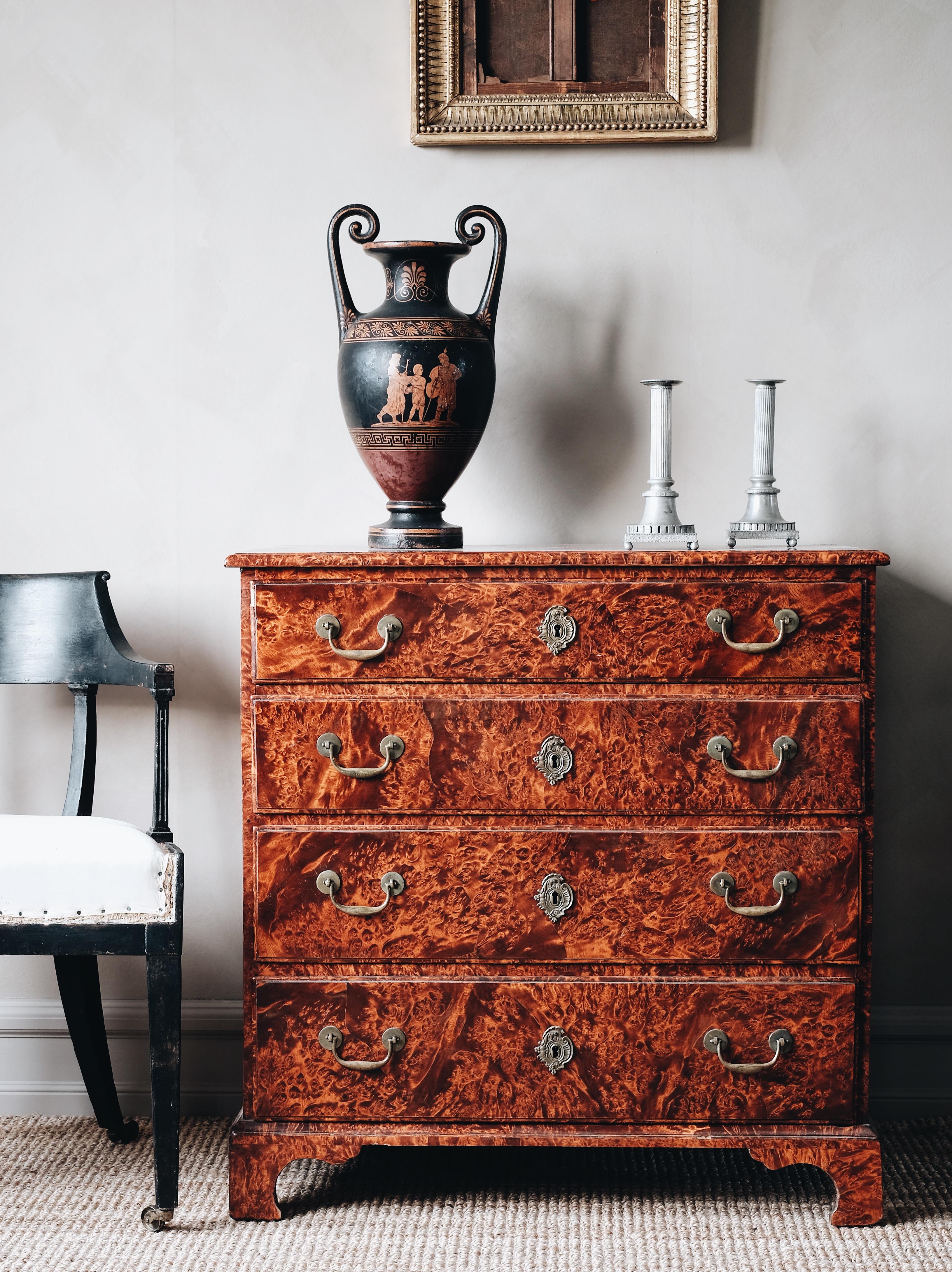 Fine and most unusual 18th century Swedish Baroque commode in Georgian style veneered in alder root with great proportions, circa 1740 Gothenburg. Keyhole escutcheons original and brass handles replaced. Good condition with wear and tear consistent