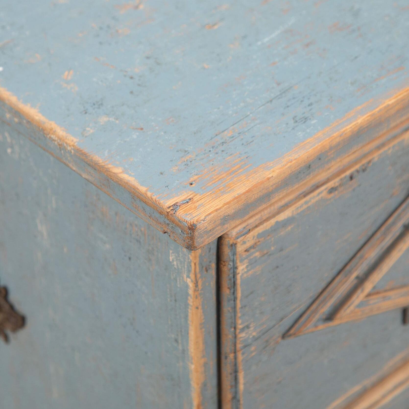 18th Century low period baroque commode with three drawers and original brass hardware.
With later feet, repainted in soft blue.
Circa 1760. 