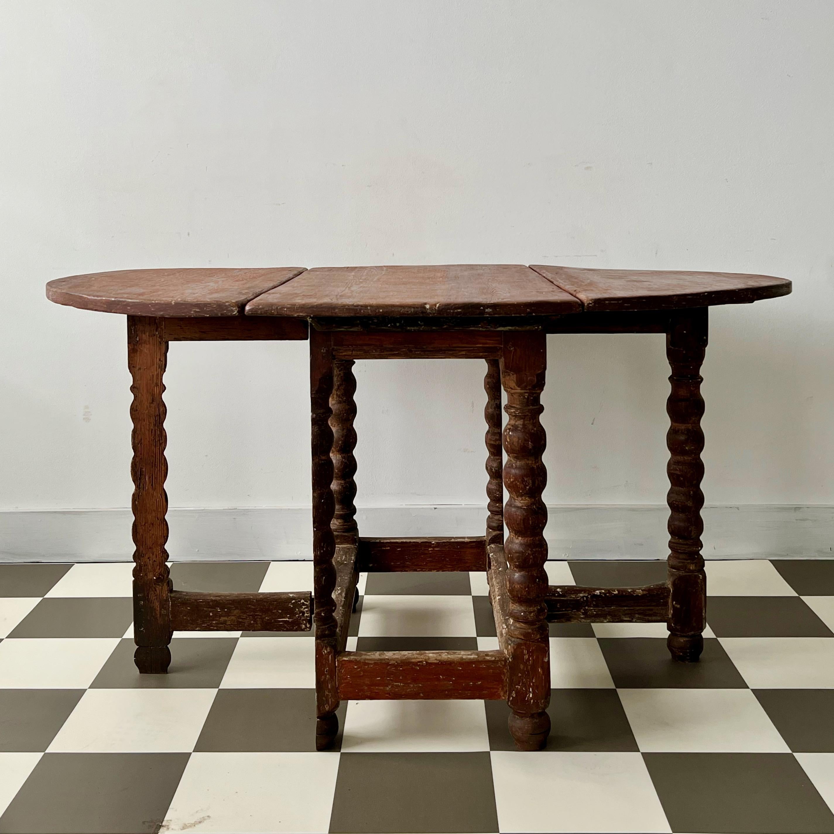 Schwedischer Barocktisch aus dem 18. Jahrhundert mit Klapptischen, die auf jeder Seite mit Beinen versehen sind und den Tisch auf 55