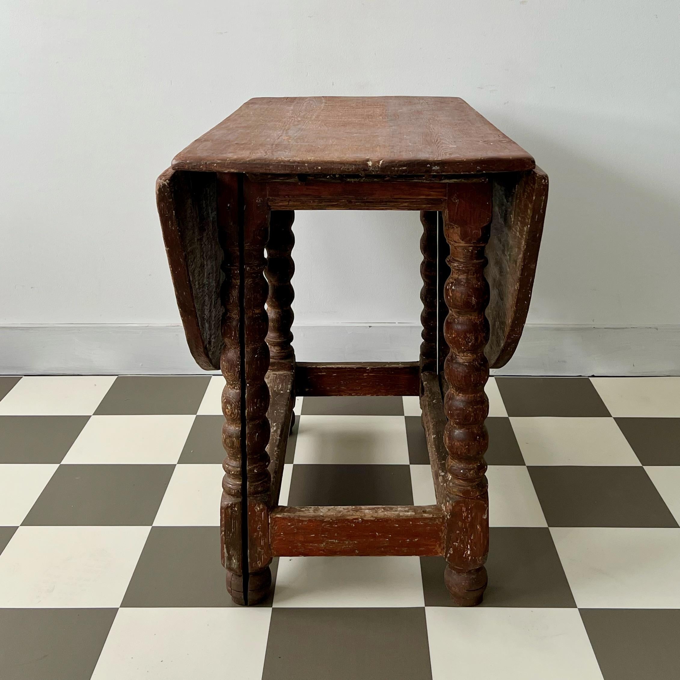Schwedischer Barocktisch mit Klappe aus dem 18. (18. Jahrhundert und früher) im Angebot