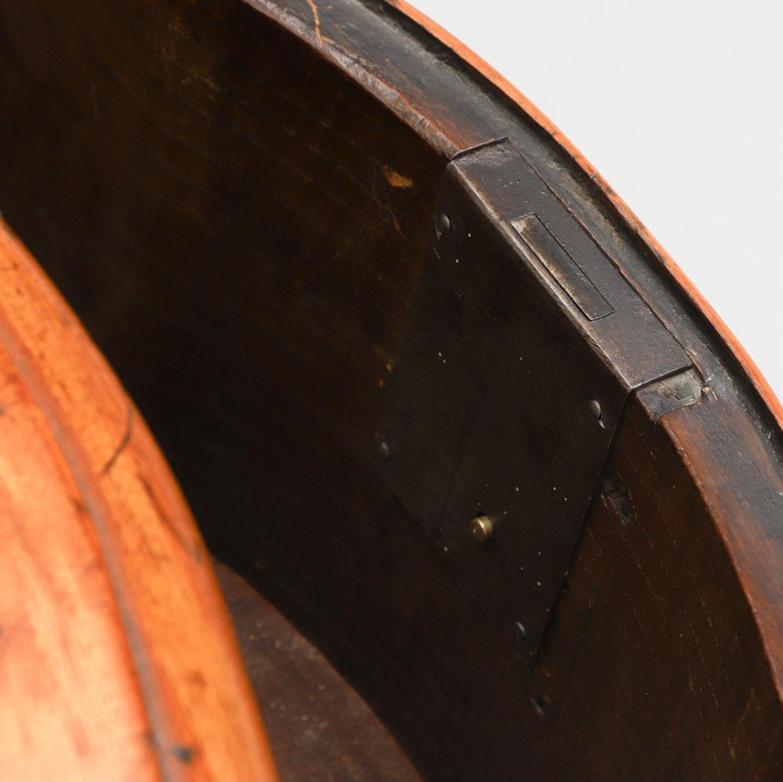 Baroque 18th century Swedish baroque elm curved front chest of drawers/commode For Sale