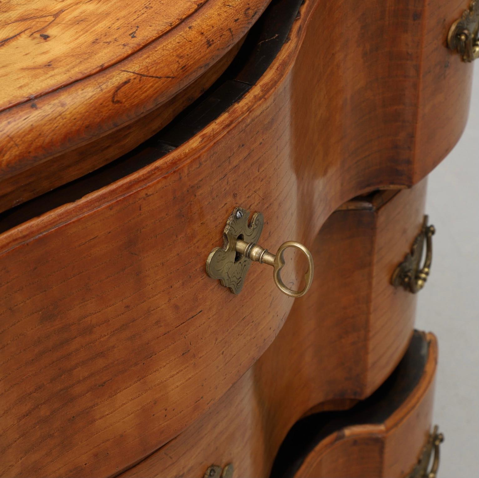 Other 18th century Swedish baroque elm curved front chest of drawers/commode For Sale