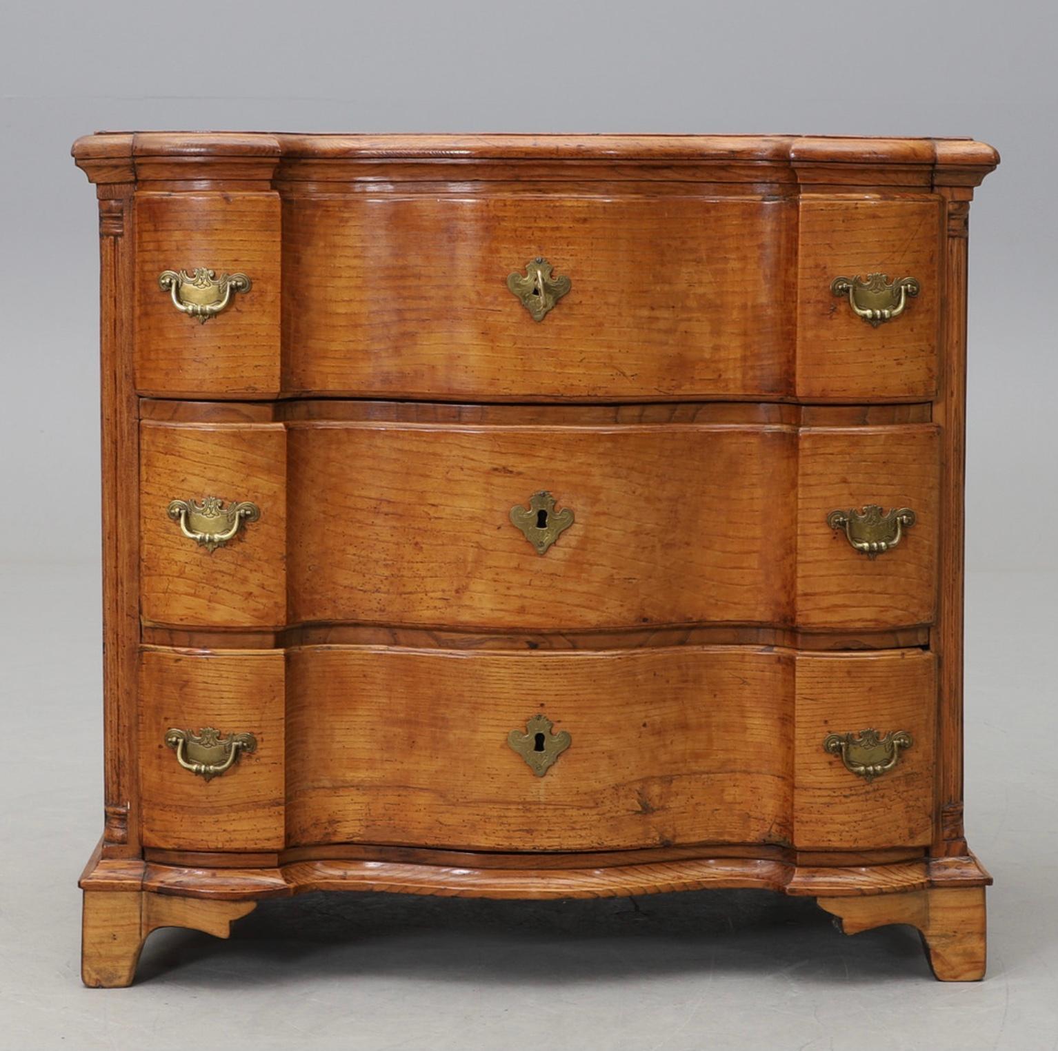 18th century Swedish baroque elm curved front chest of drawers/commode In Good Condition For Sale In London, GB