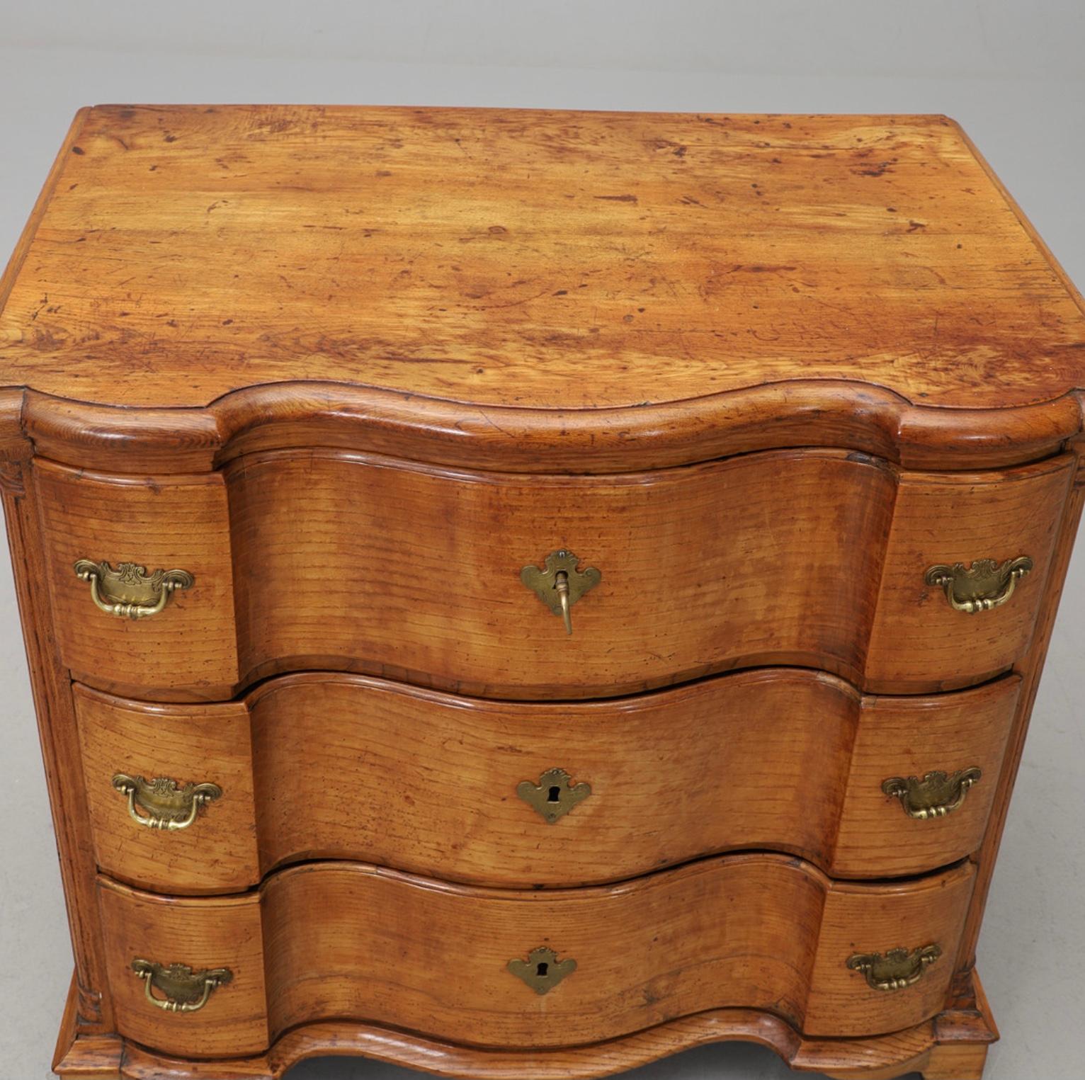 18th Century 18th century Swedish baroque elm curved front chest of drawers/commode For Sale