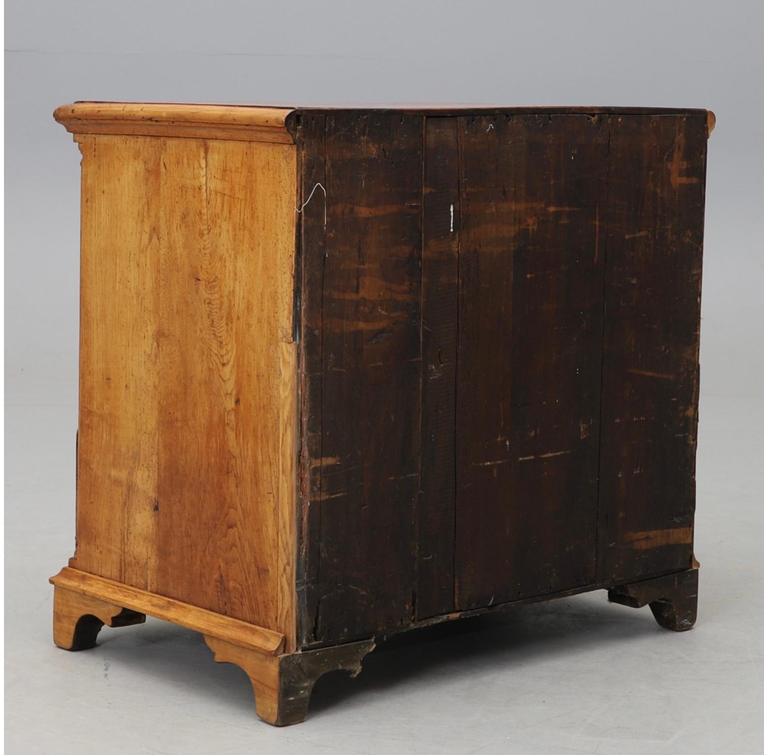 Elm 18th century Swedish baroque elm curved front chest of drawers/commode For Sale