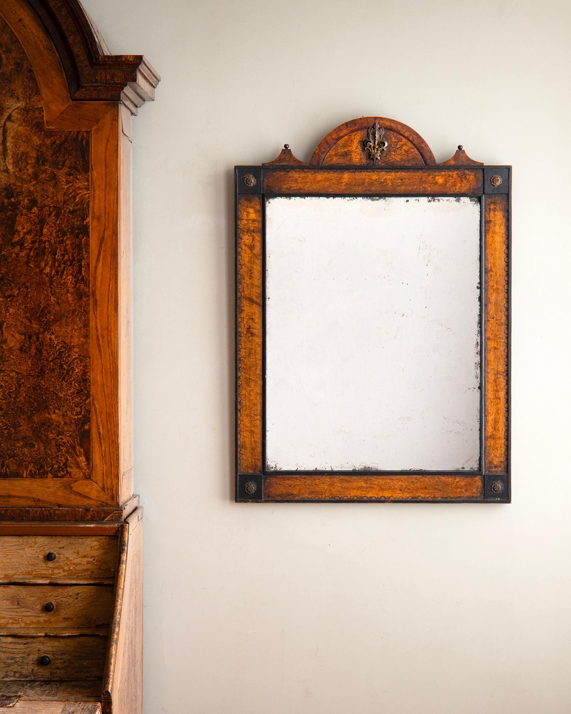 Miroir suédois du XVIIIe siècle de style baroque tardif en placage de ronce et bois noirci sur un cadre en pin avec ornementation en laiton. Ca 1750 Suède. 