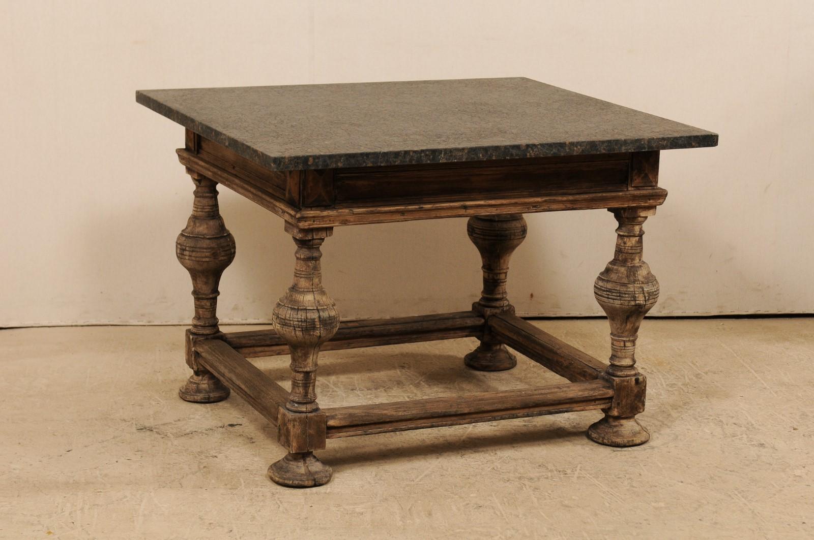 Tavolo barocco svedese del XVIII secolo con piano in granito levigato più recente. Questo tavolino barocco proveniente da Wood presenta un piano in marmo levigato che poggia su una robusta struttura in legno con una gonna ben modellata e gambe, una