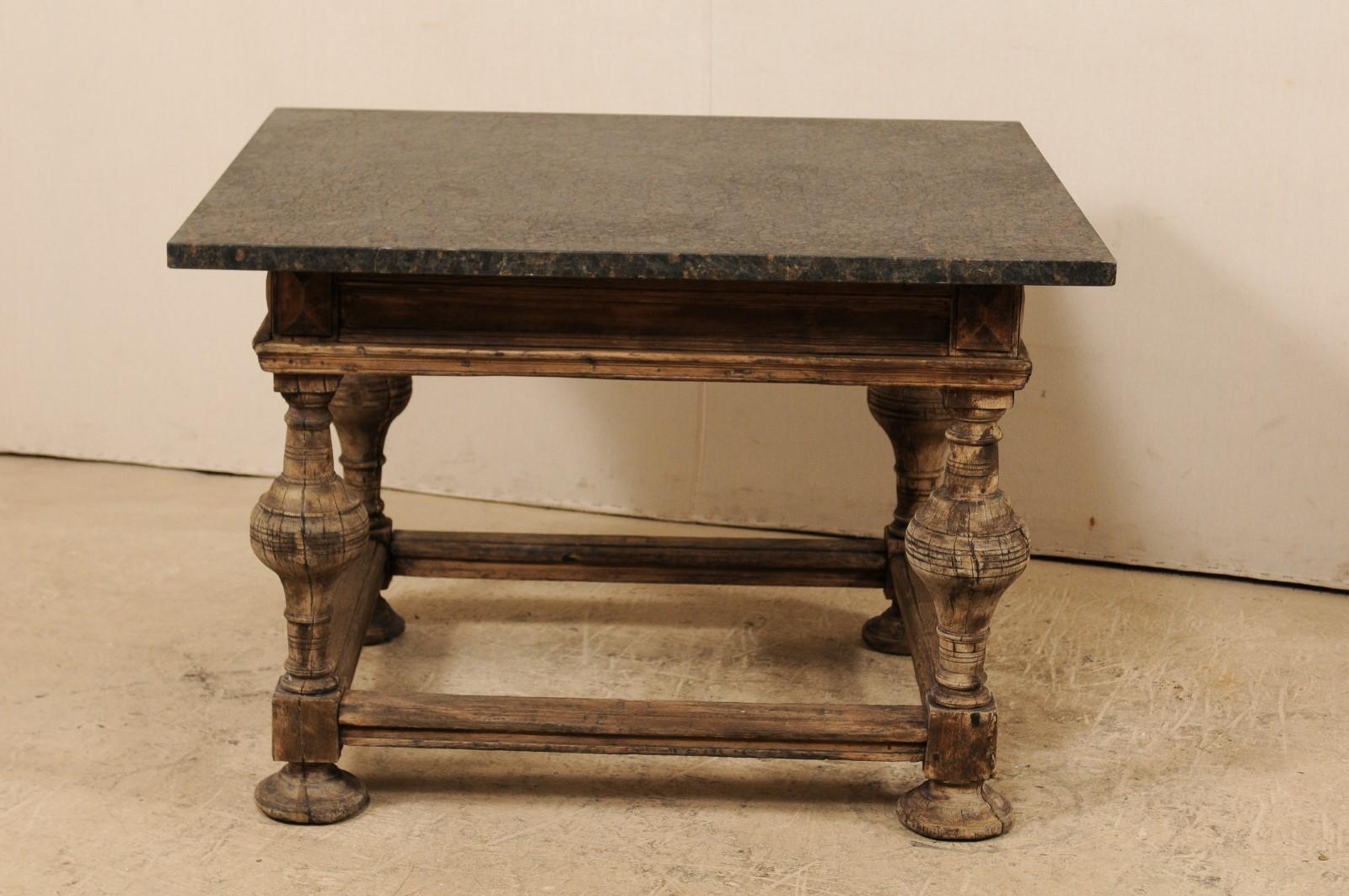 Suédois Table d'appoint baroque suédoise du 18ème siècle avec plateau en granit adouci en vente