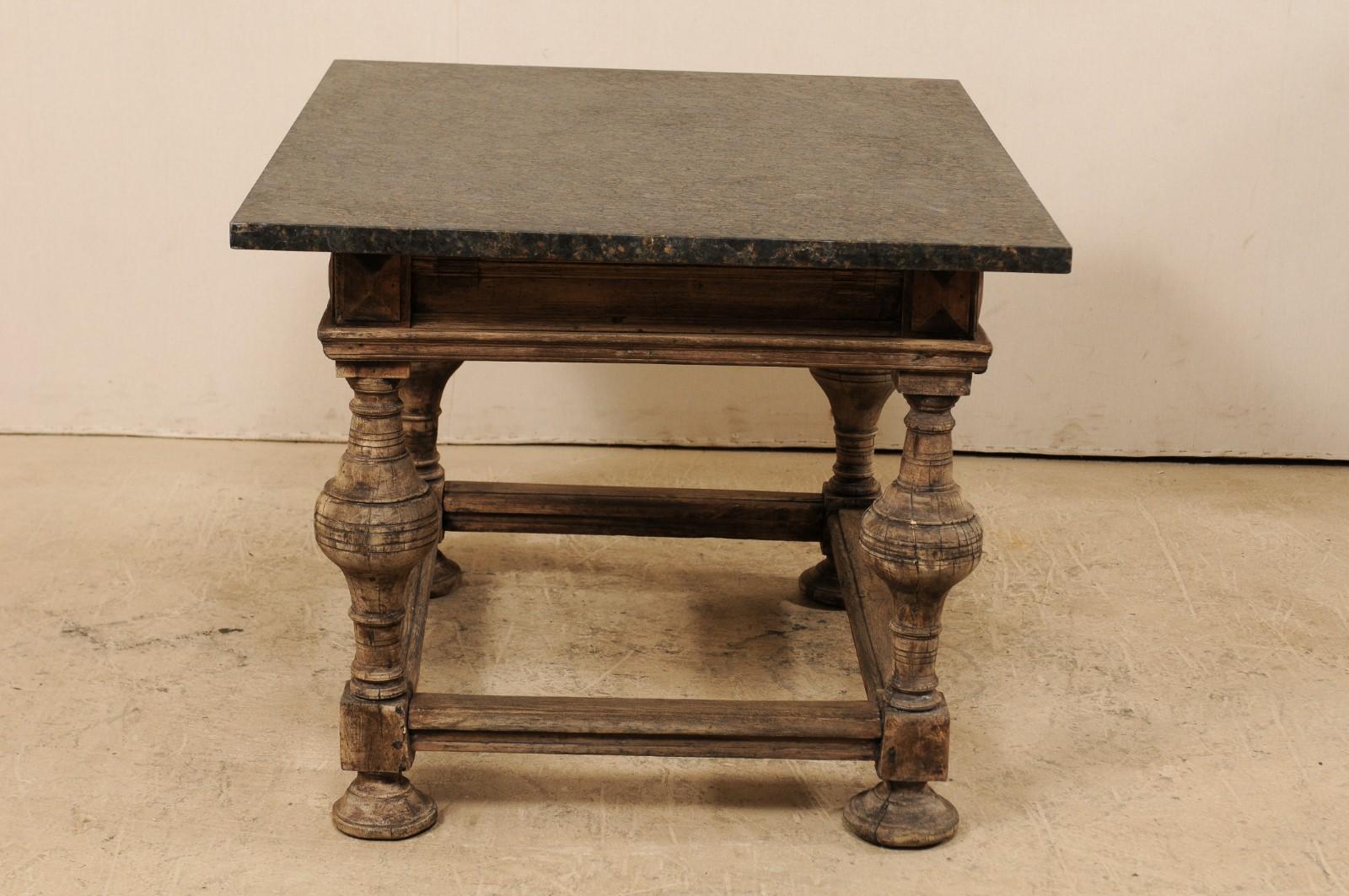 Table d'appoint baroque suédoise du 18ème siècle avec plateau en granit adouci Bon état - En vente à Atlanta, GA