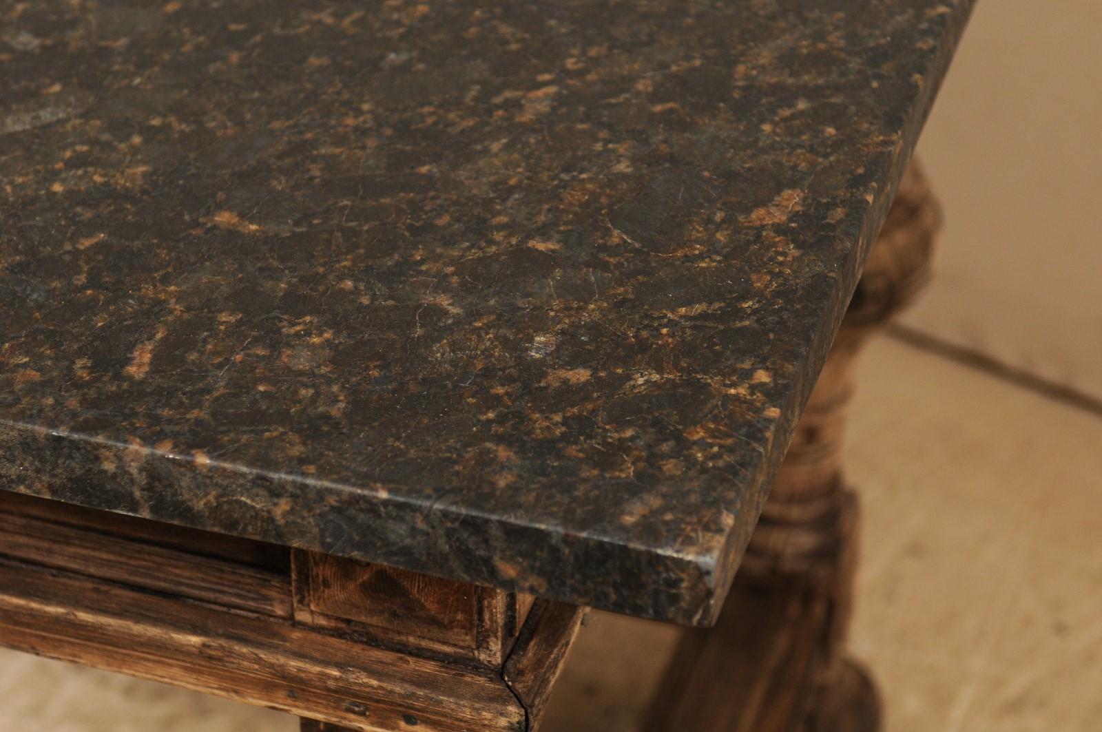 Granit Table d'appoint baroque suédoise du 18ème siècle avec plateau en granit adouci en vente