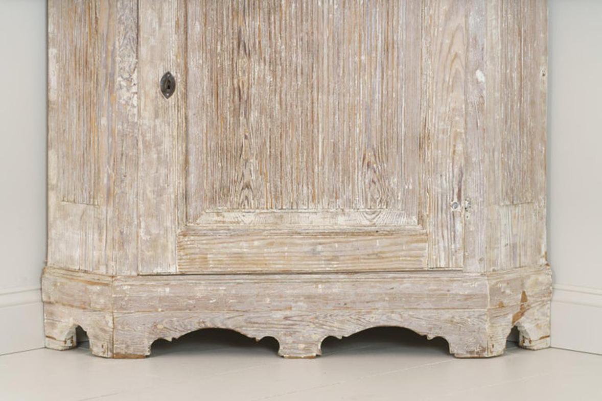 Schwedischer Eckschrank aus der Barockzeit des 18. Jahrhunderts in Originalfarbe 8