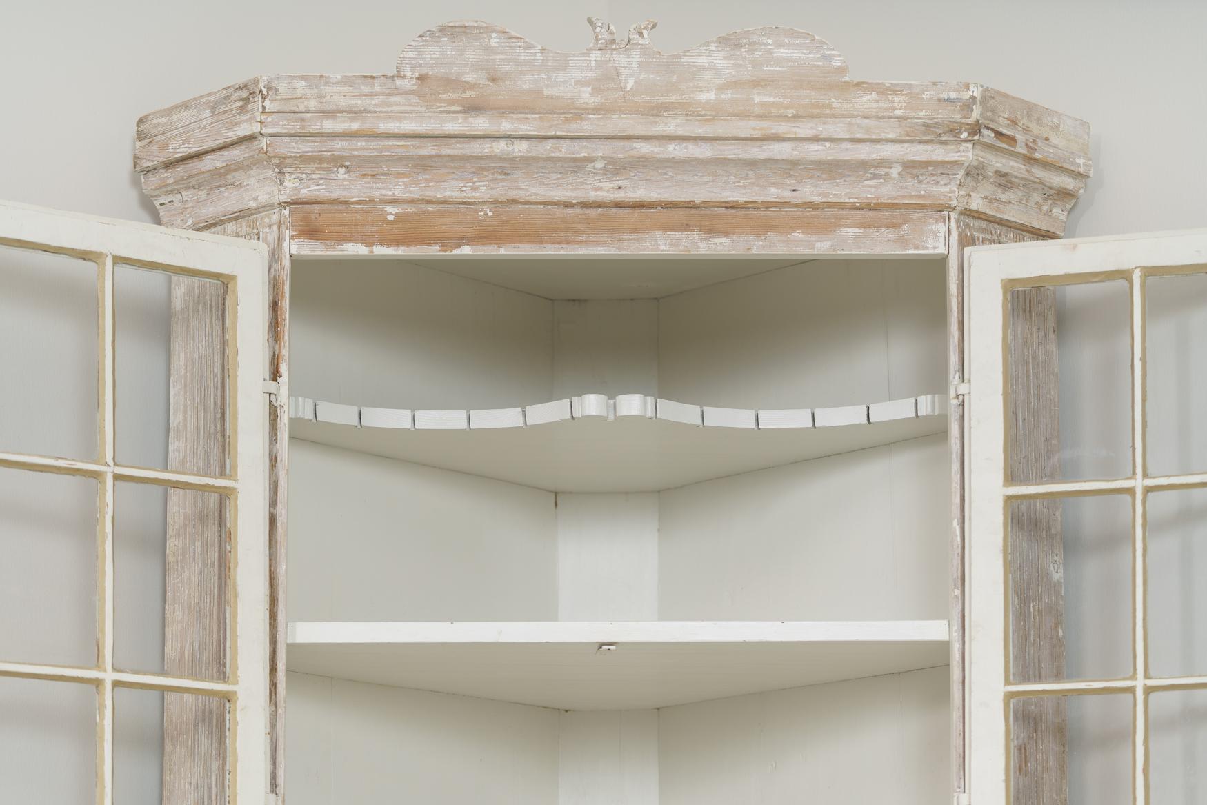 18th Century and Earlier 18th Century Swedish Baroque Period Corner Vitrine Cabinet in Original Paint
