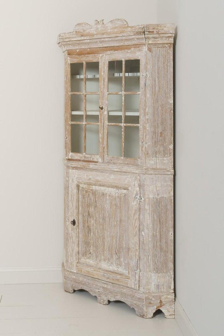 Schwedischer Eckschrank aus der Barockzeit des 18. Jahrhunderts in Originalfarbe 1
