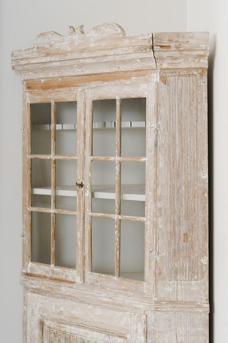 Schwedischer Eckschrank aus der Barockzeit des 18. Jahrhunderts in Originalfarbe 2