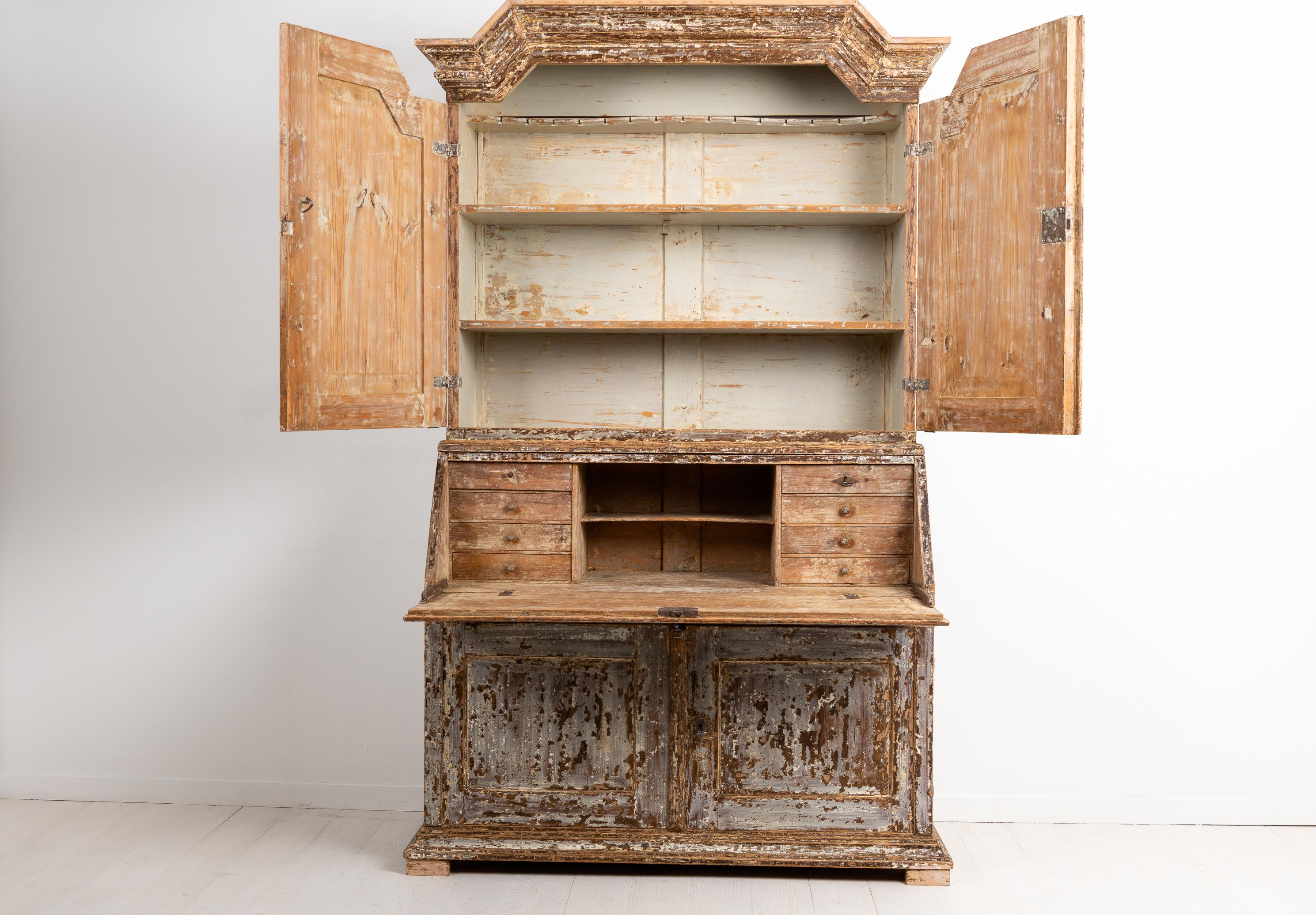 18th Century Swedish Baroque Pine Bureau Cabinet In Good Condition In Kramfors, SE