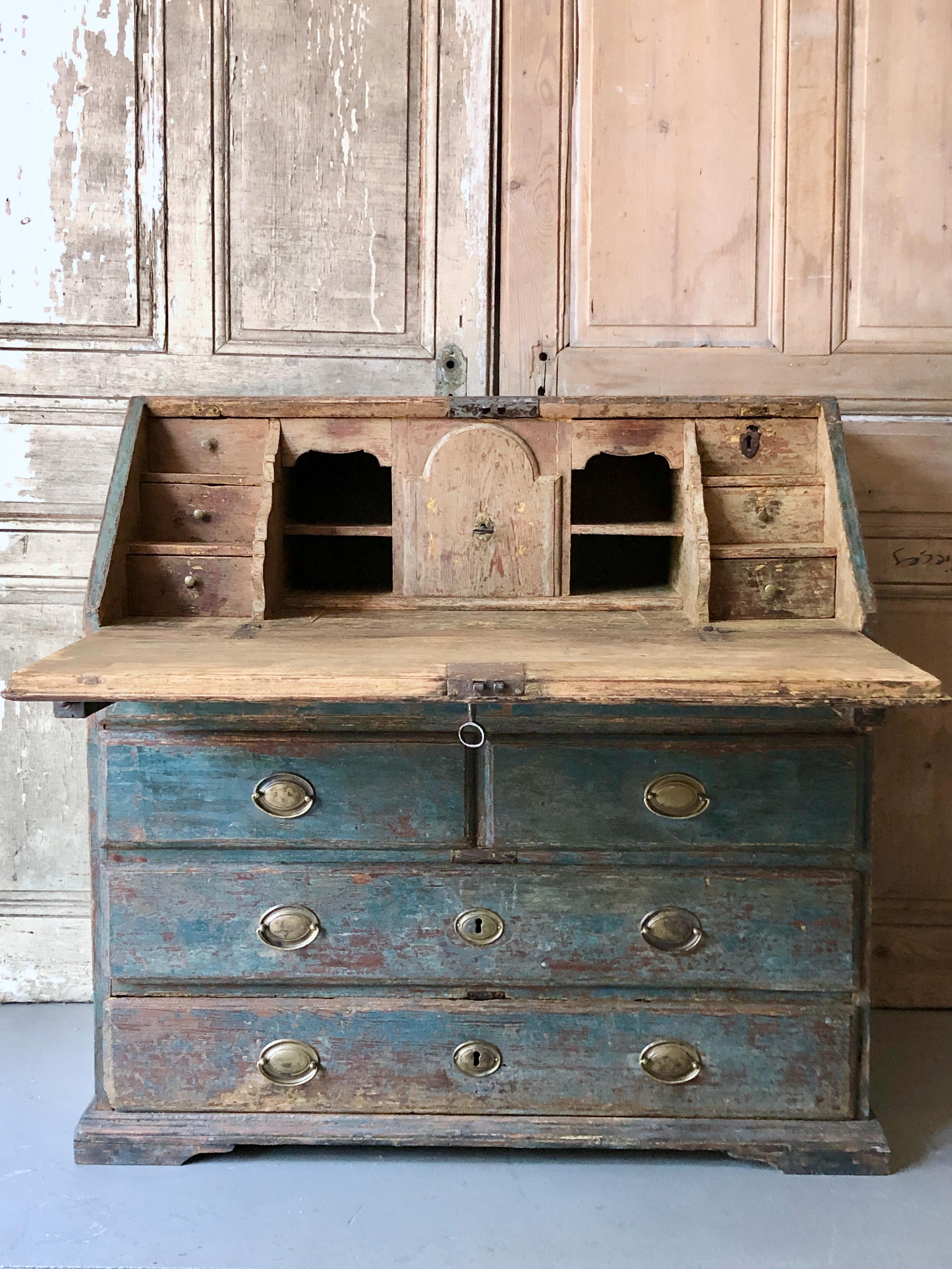 18th century Swedish late Baroque secretaire in original gorgeous blue/green patinated color with slant front desk with a fitted interior over the two long and two smaller drawer base. All in deep original blue/green paint..
When writing surface