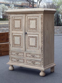 Armoire baroque suédoise du XVIIIe siècle, peinte en blanc et sculptée à la main