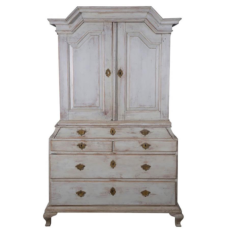 This late 18th century period Swedish Baroque has a wonderful refined antique patina. It features a beautiful top cabinet with two doors that open to reveal three interior shelves. The cabinet is finished with a decorative pediment cornice and