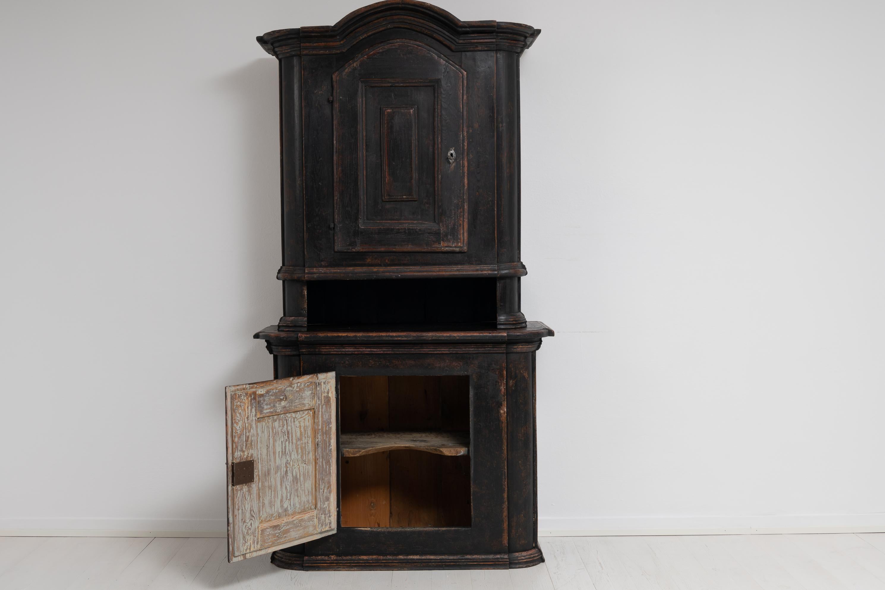 18th Century Swedish Black Baroque and Rococo Country Cabinet In Good Condition In Kramfors, SE