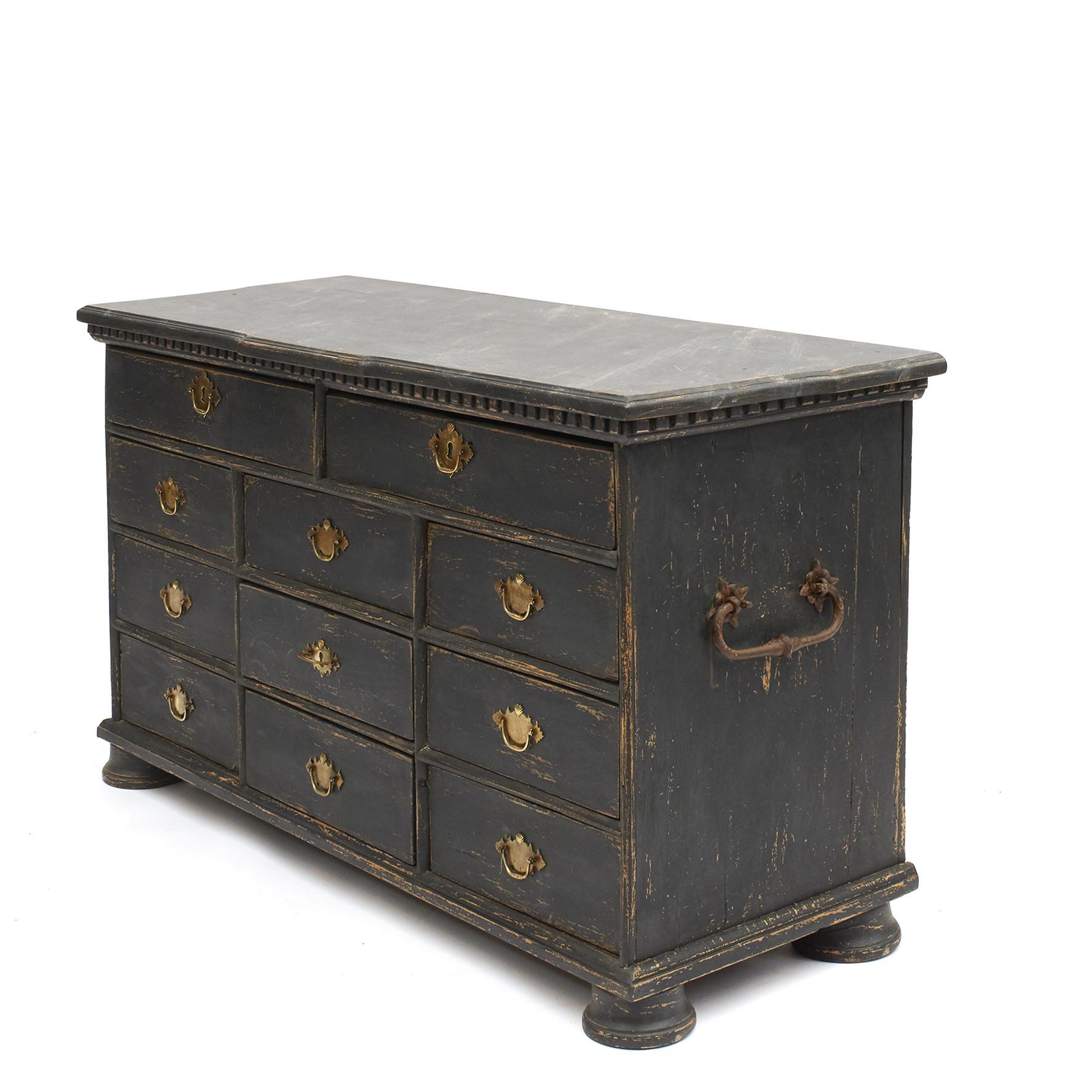 Black-painted baroque chest of drawers with 11 drawers.
Top with carved trimmed edges adorned with dentil molding.
Fitted with wrought iron carrying handle on the sides.
Sweden, 1750-1790
Later professional painted.