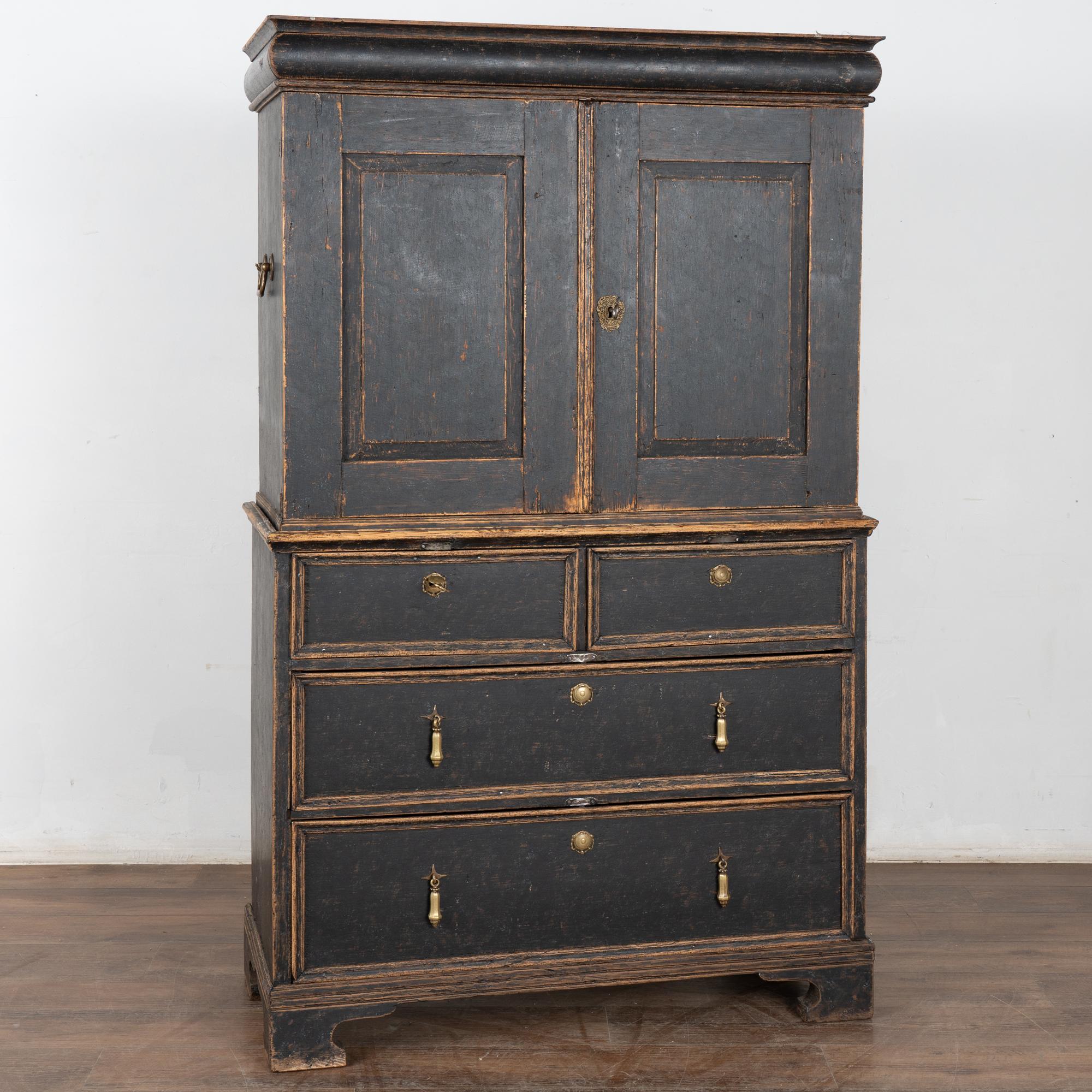 Schwedischer Schwarzkiefernschrank mit achtzehn Schubladen aus dem 18. (Barock)