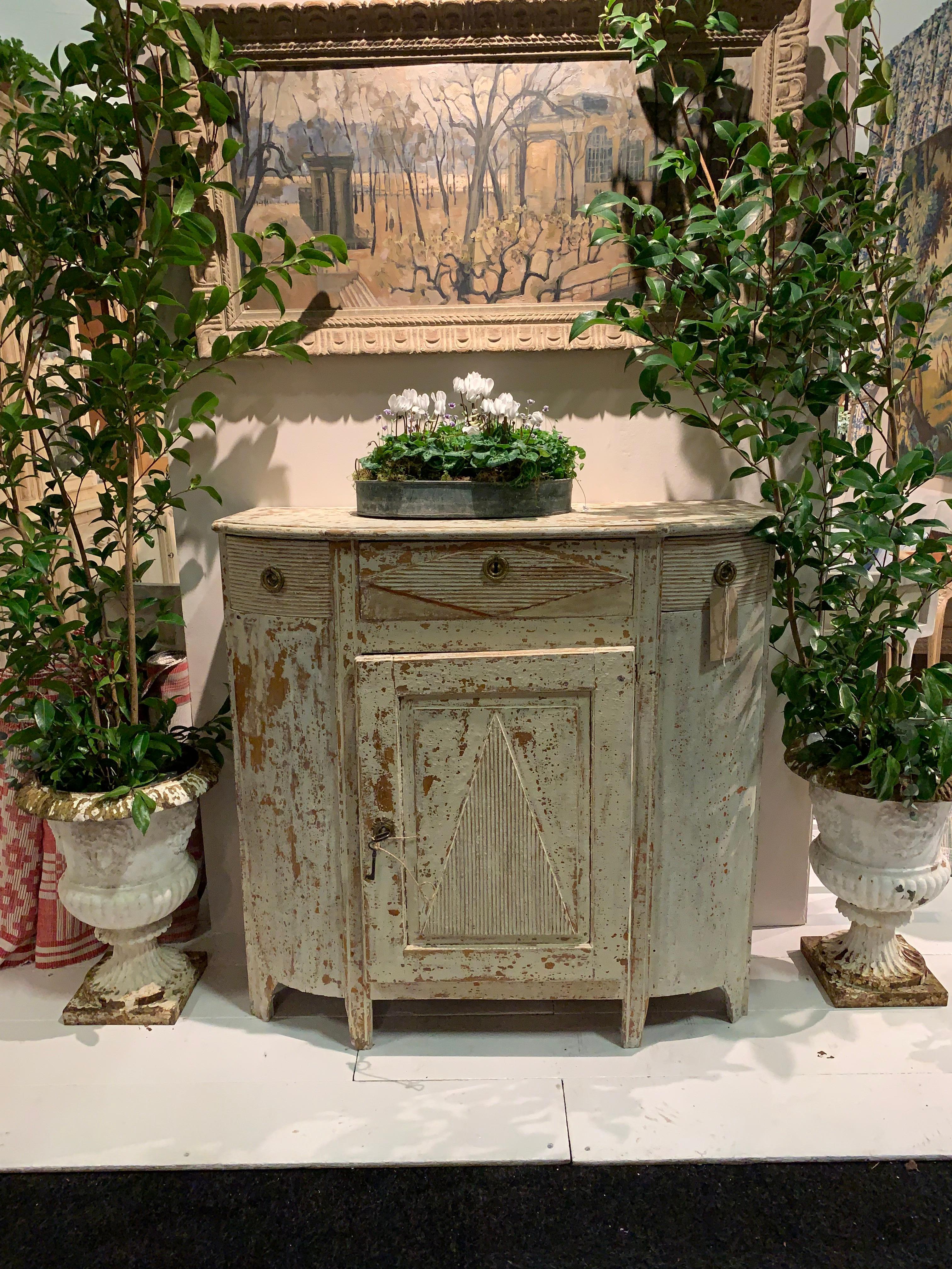 18th Century Swedish Bow Fronted Painted Buffet Pink Interior & Original Keys For Sale 10