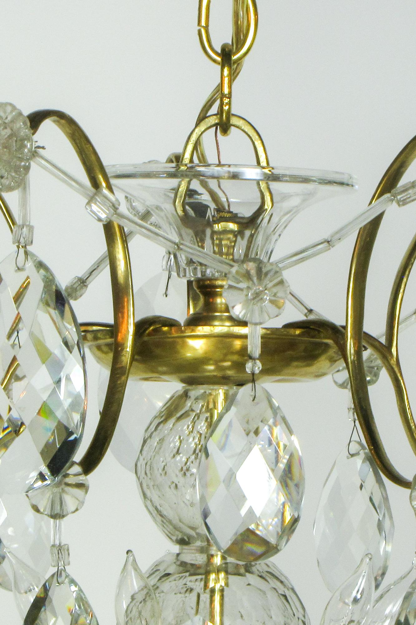 Lustre suédois en laiton et cristal du 18e siècle en vente 7