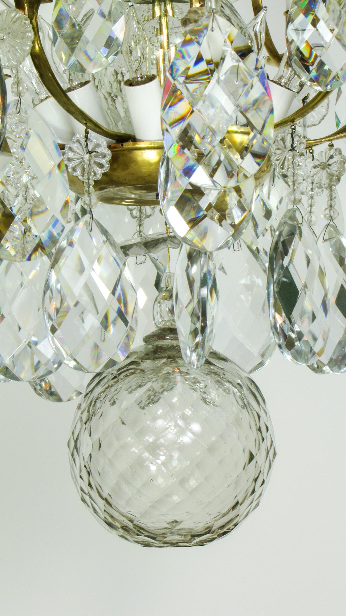 Lustre suédois en laiton et cristal du 18e siècle en vente 10