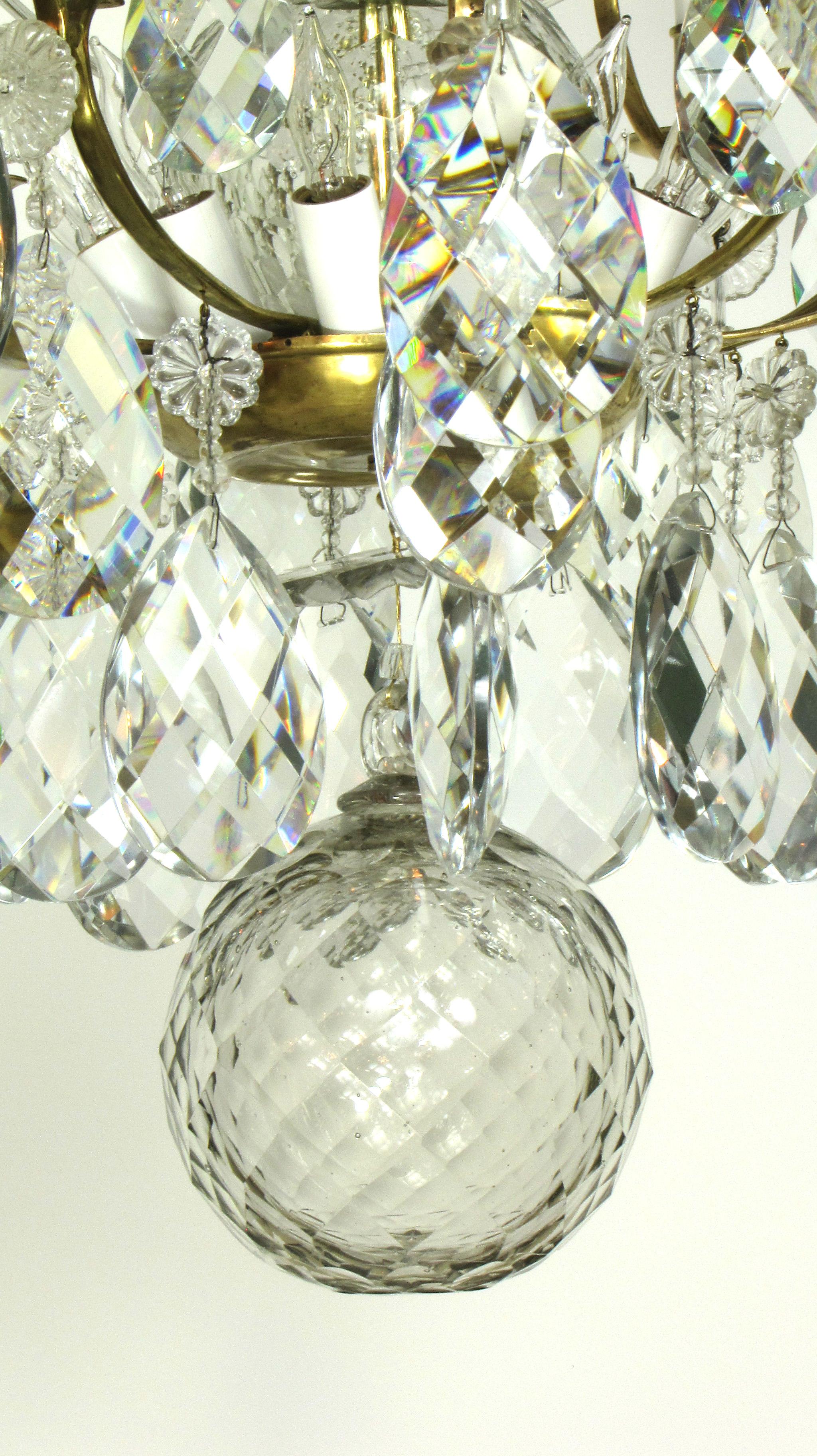 XVIIIe siècle Lustre suédois en laiton et cristal du 18e siècle en vente