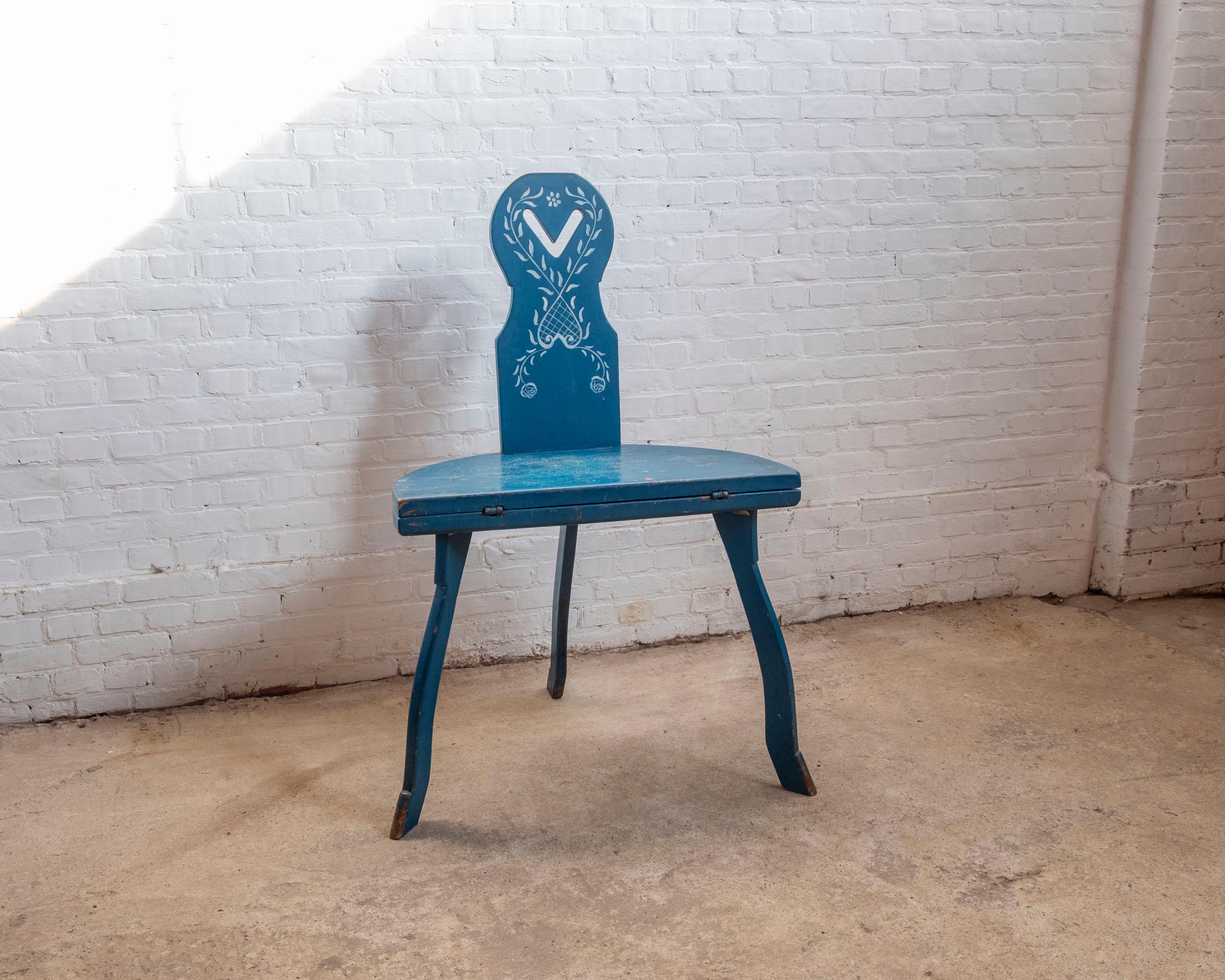 Merveilleuse combinaison d'un meuble, d'une table et d'une chaise. Les meubles combinés ont été fabriqués à l'origine  à utiliser dans les petits espaces. Ce modèle original peut être utilisé comme table basse centrale, table d'appoint ou chaise. 