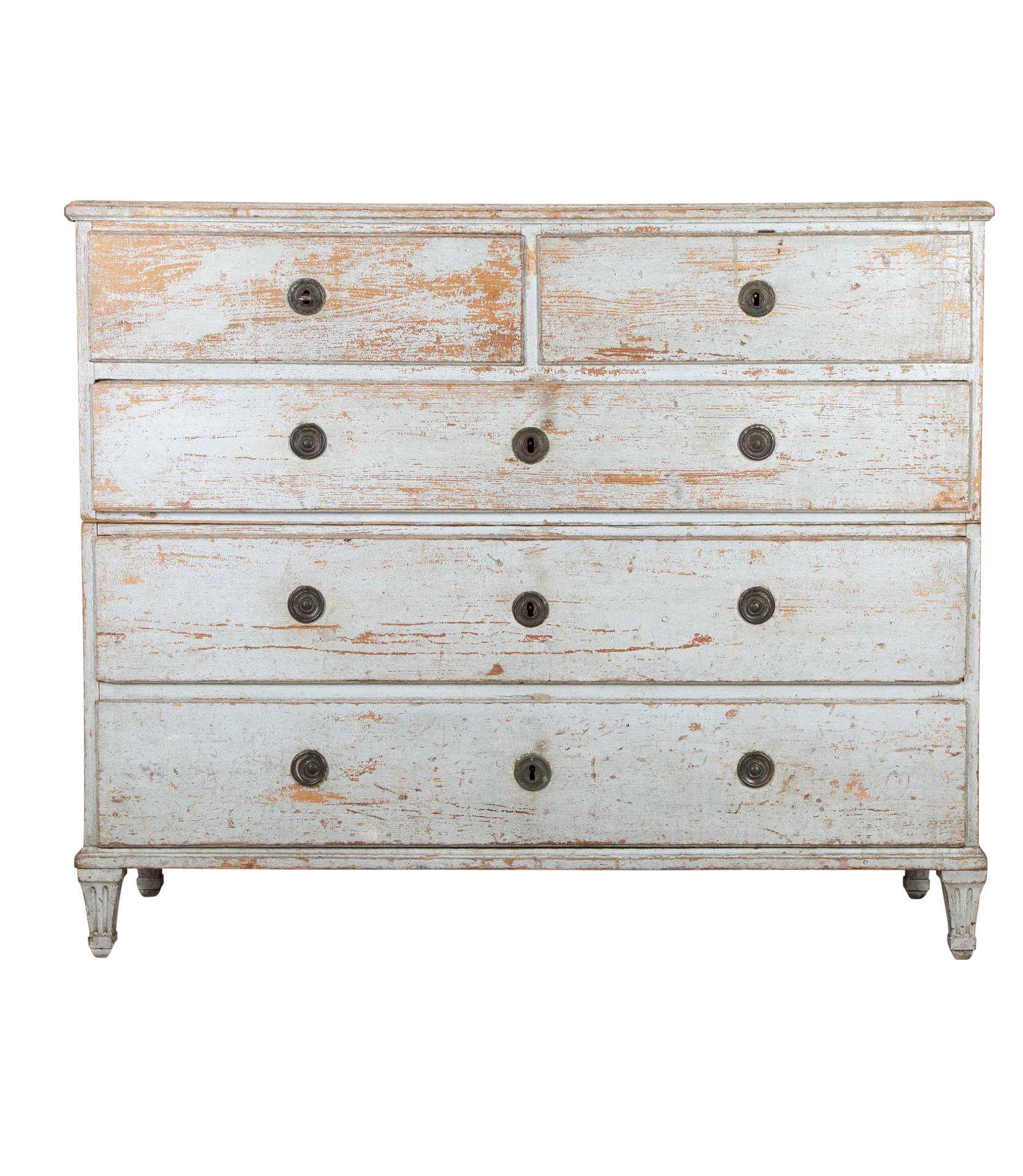 Large late 18th Century Swedish commode. 
With large deep storage drawers, in original paint.
Circa 1790.