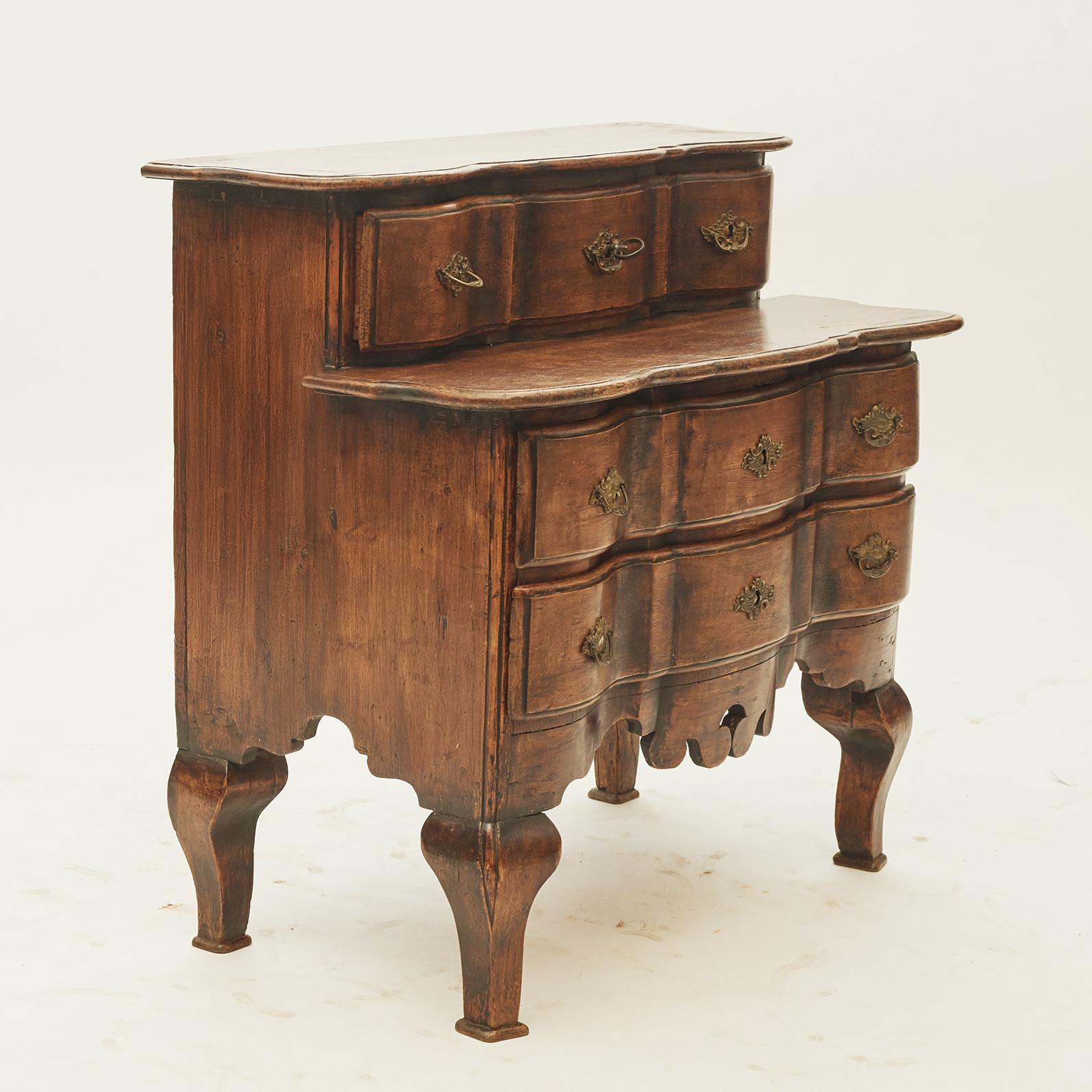 Swedish Country Baroque chest of drawers from Nordland. Curved front, 2 large drawers, 3 small drawers over the plate. Very charming chest of drawers with a rustic feel. Untouched with good patina.
Sweden 1750-1770.