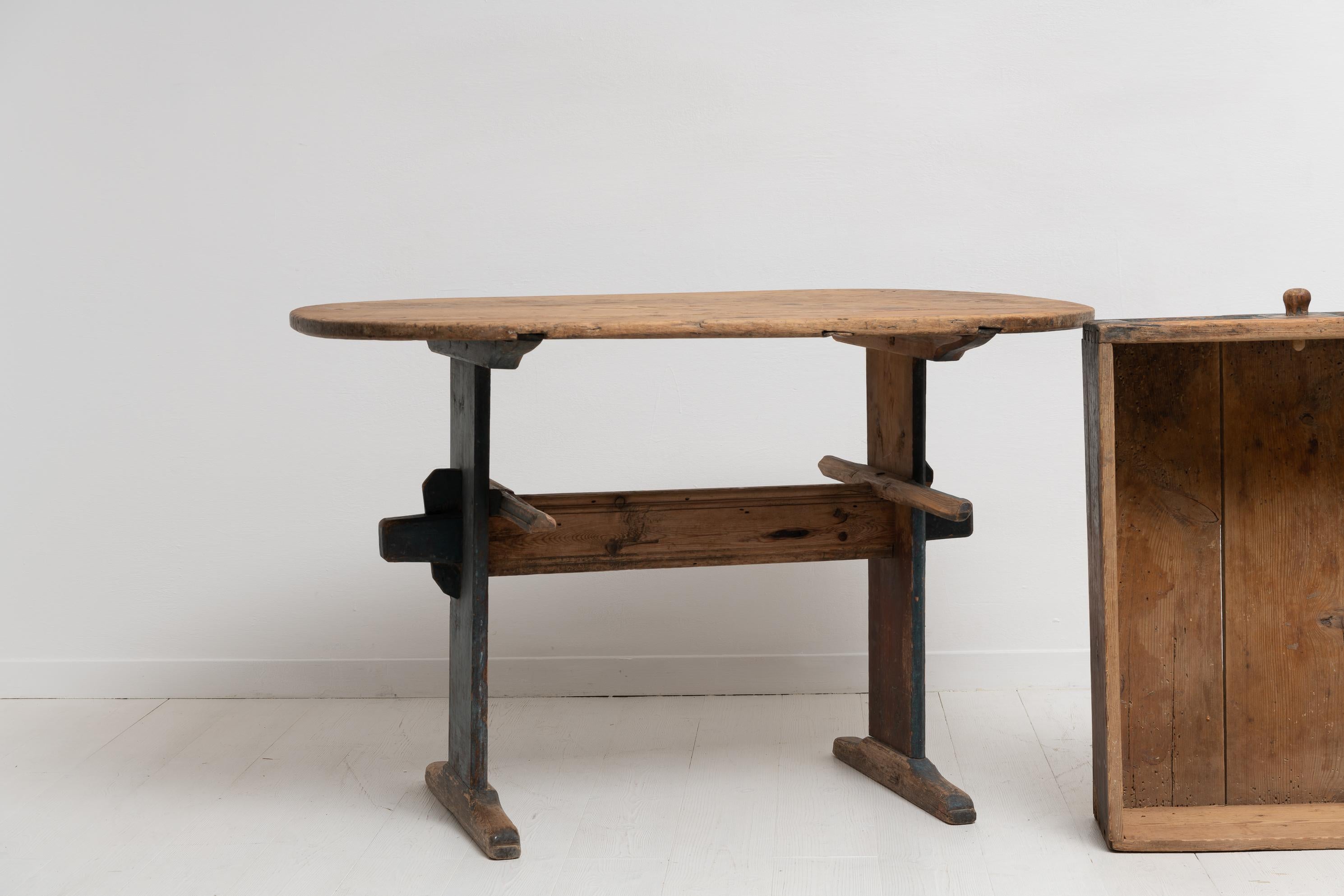 18th Century Swedish Country Folk Art Pine Table  For Sale 8