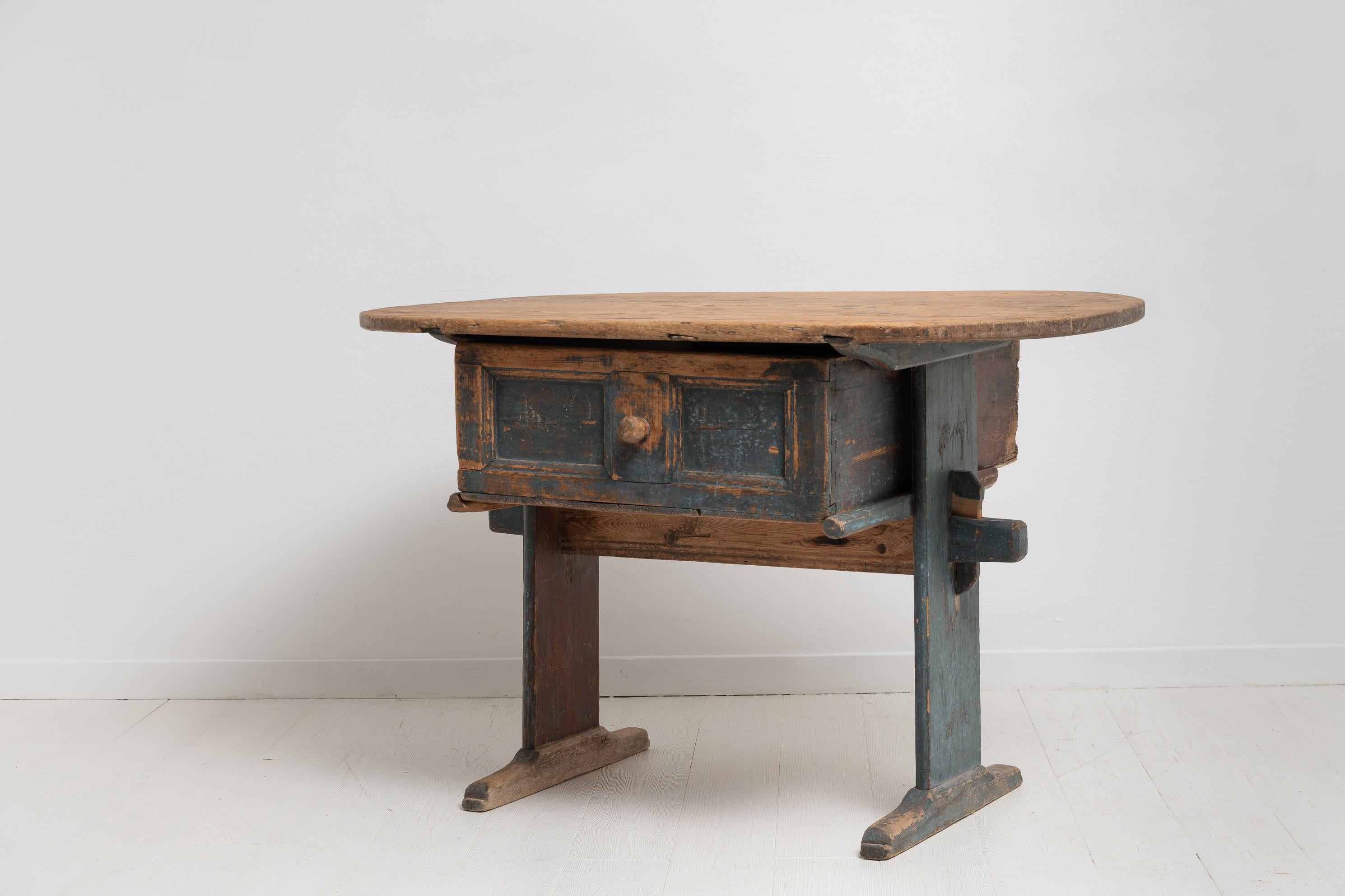 18th Century Swedish Country Folk Art Pine Table  In Good Condition For Sale In Kramfors, SE