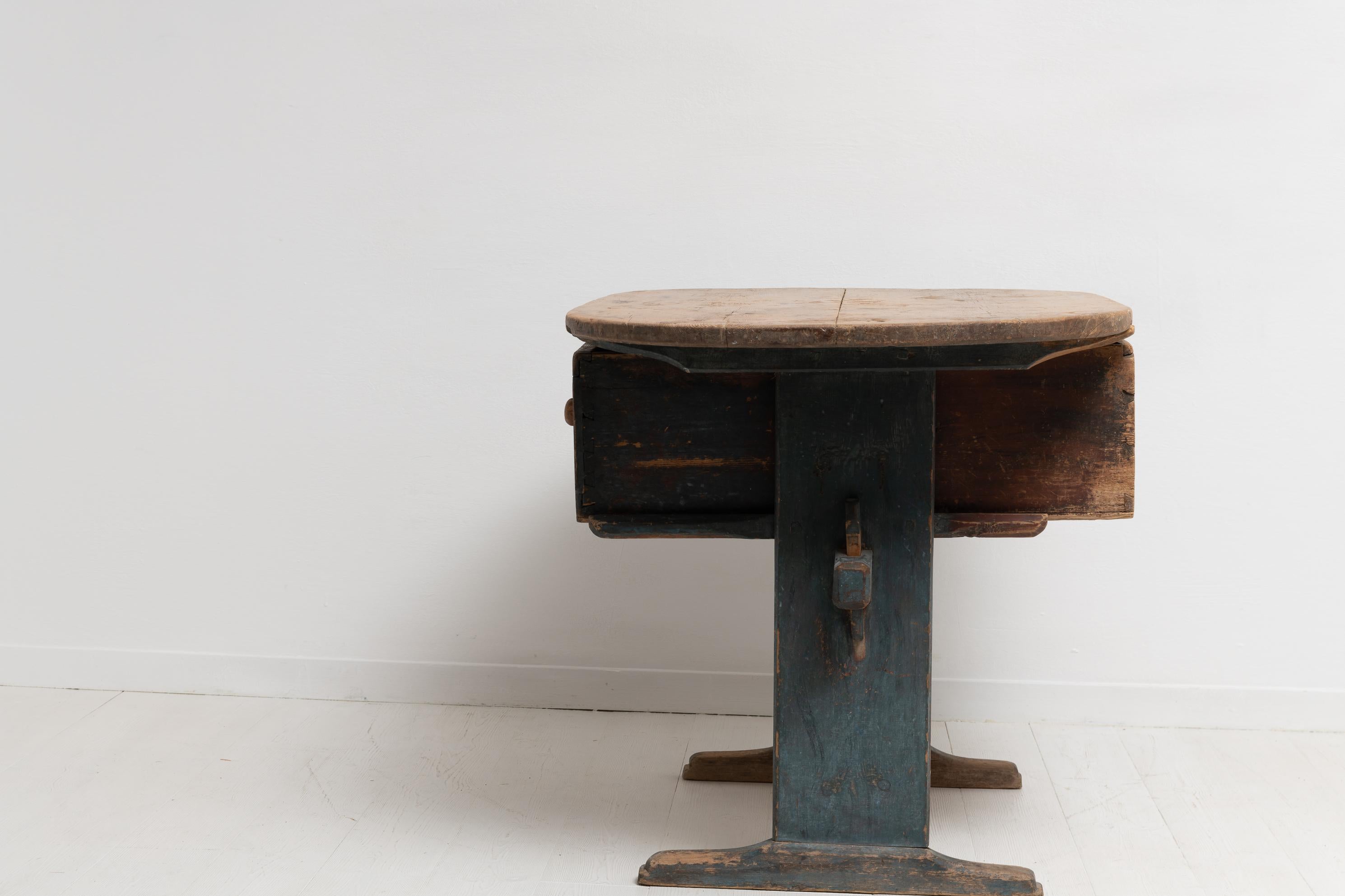 18th Century Swedish Country Folk Art Pine Table  For Sale 1