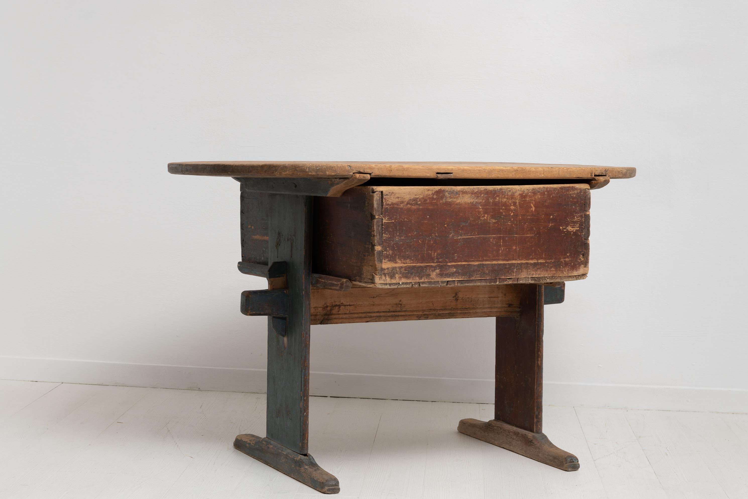 18th Century Swedish Country Folk Art Pine Table  For Sale 2