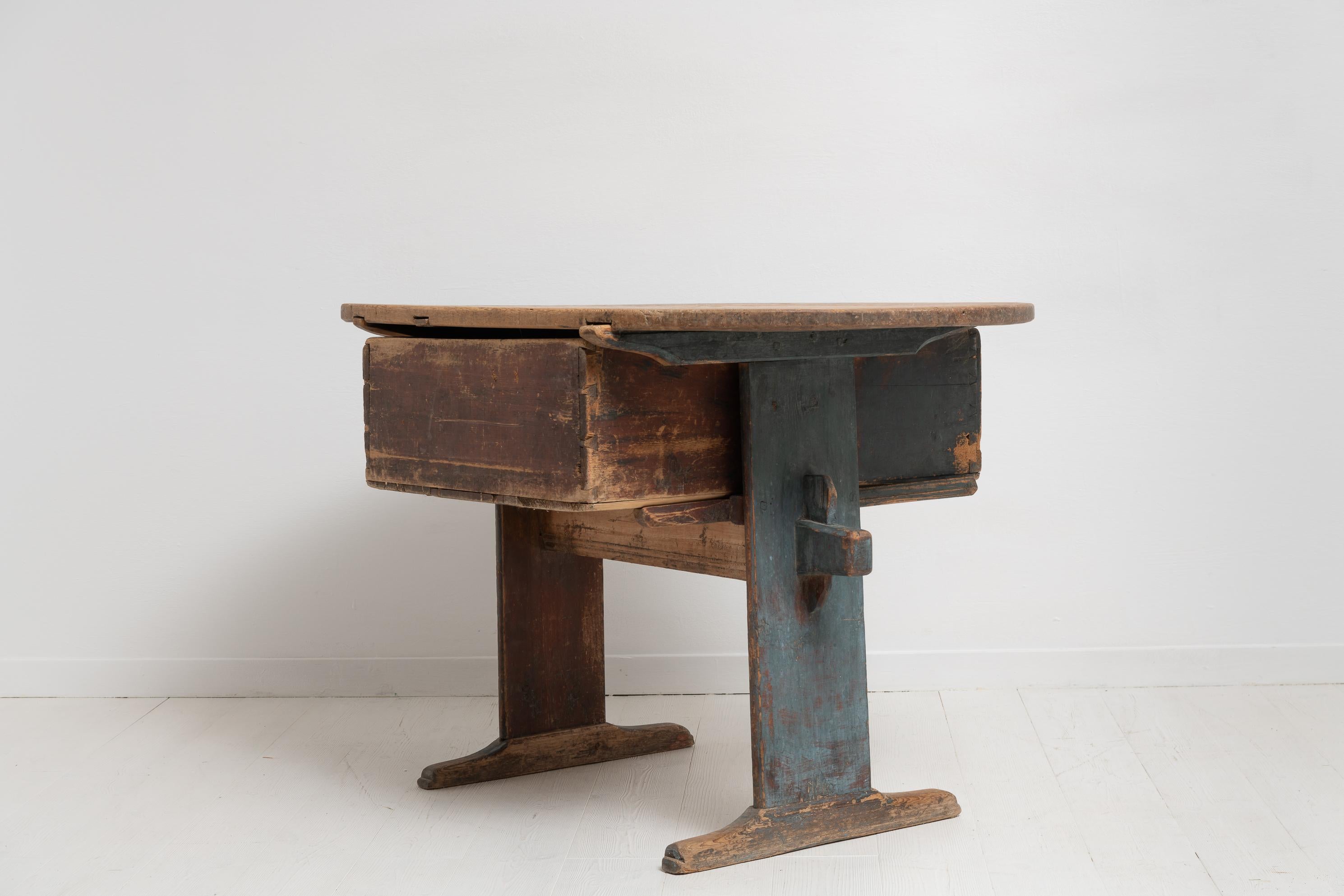 18th Century Swedish Country Folk Art Pine Table  For Sale 3