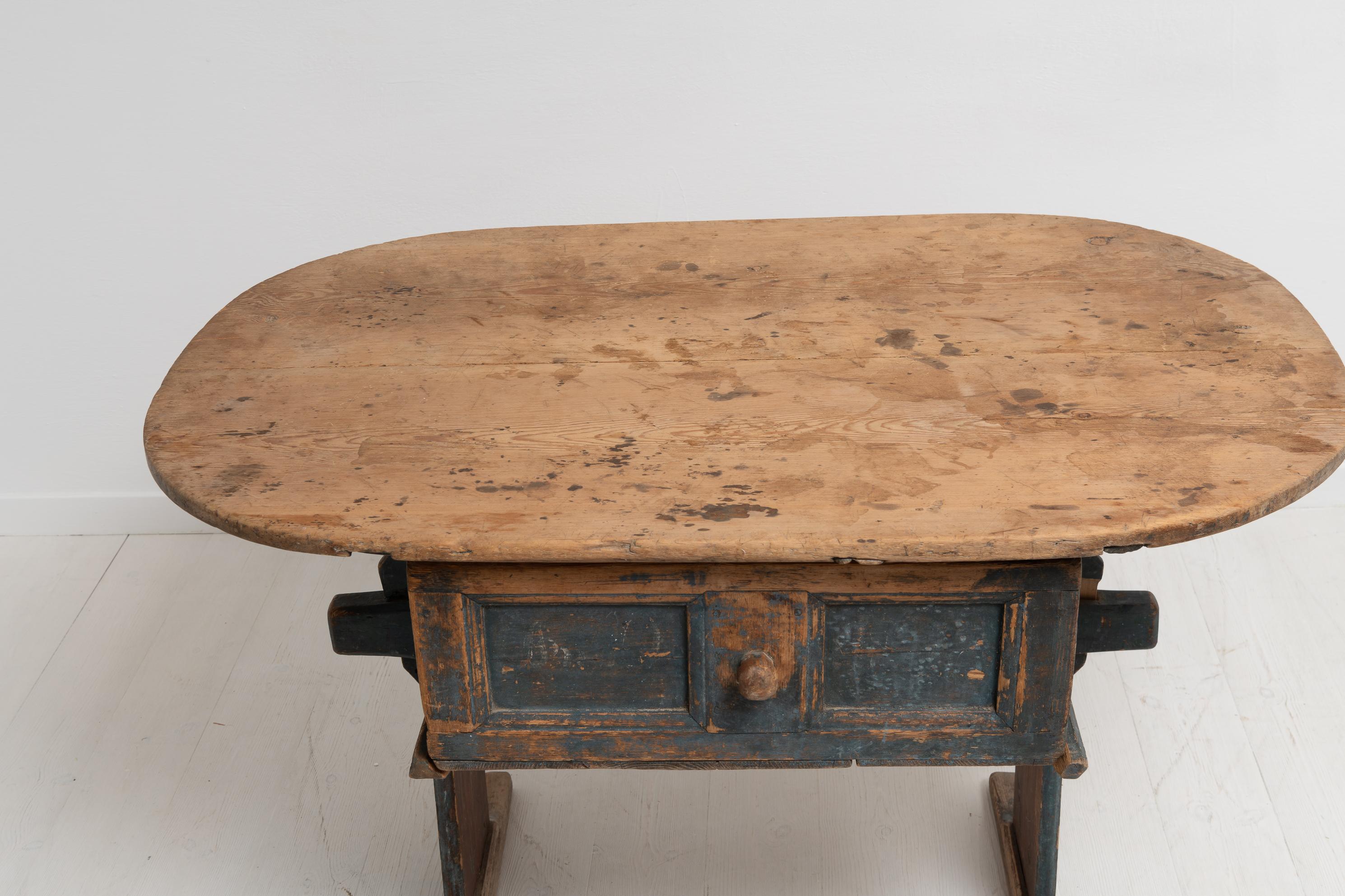 18th Century Swedish Country Folk Art Pine Table  For Sale 4