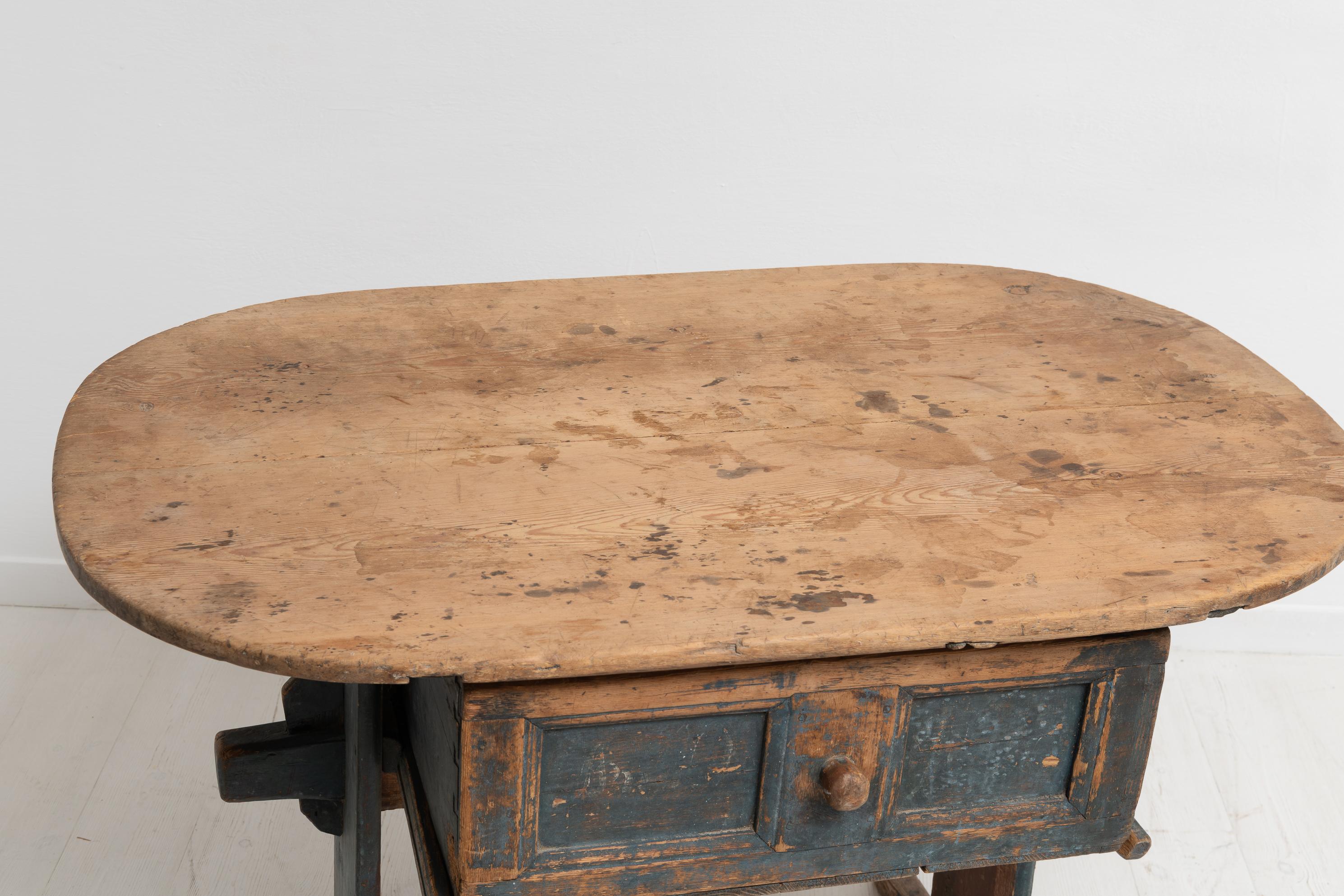 18th Century Swedish Country Folk Art Pine Table  For Sale 5