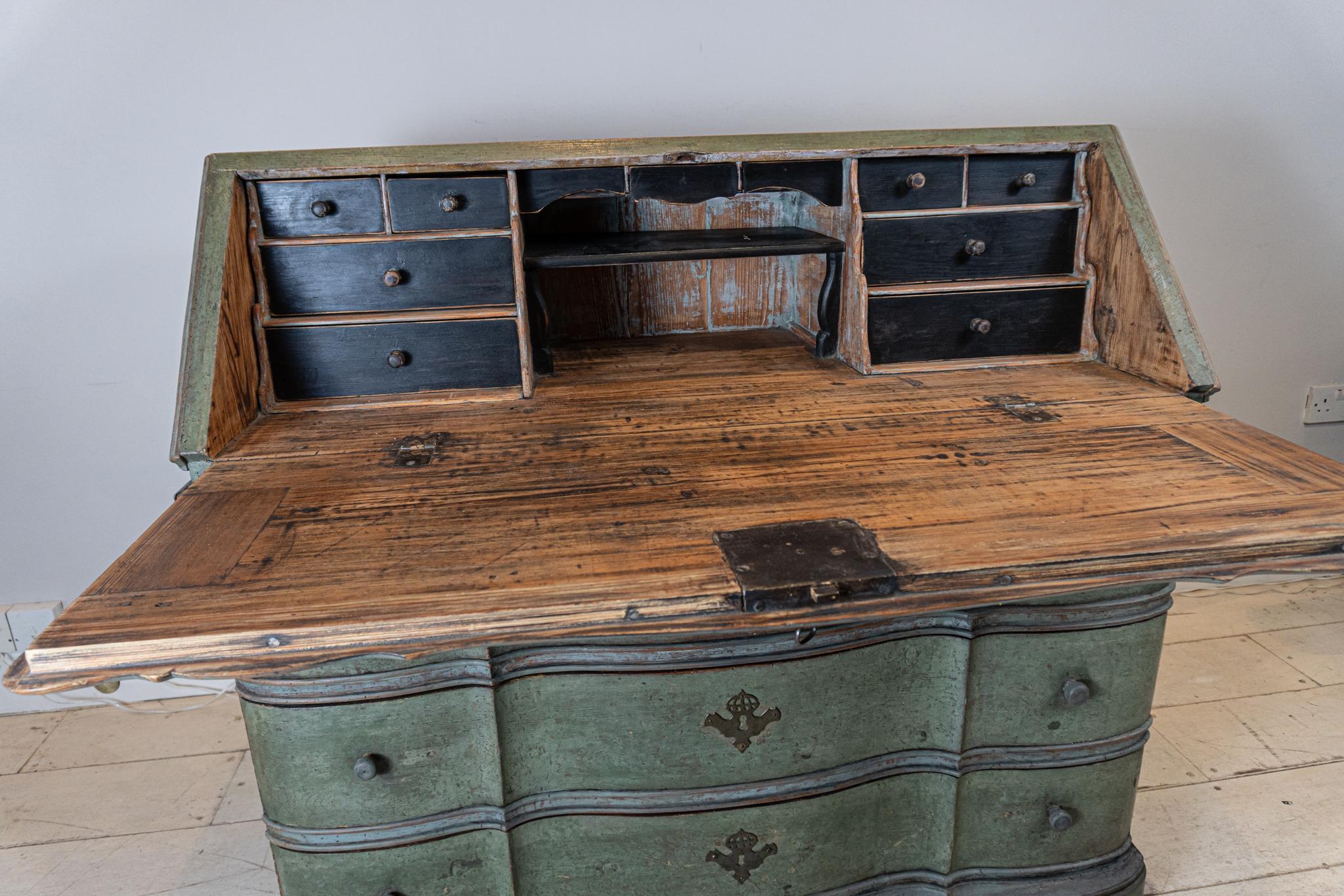 18th Century Swedish Fall Front Bureau with Small Interior Compartments In Good Condition In London, GB