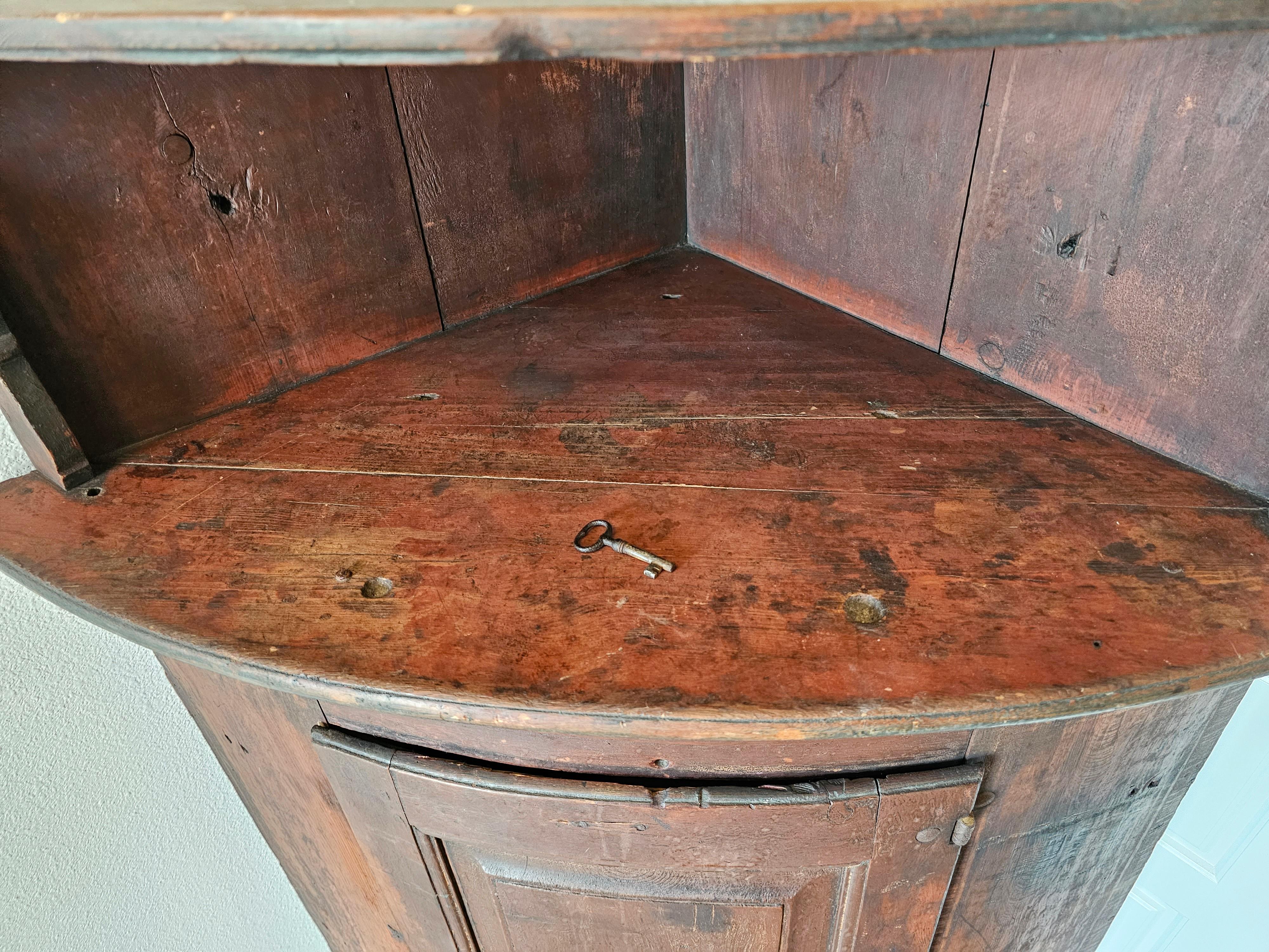 18th Century Swedish Farmhouse Painted Pine Corner Cabinet  For Sale 5