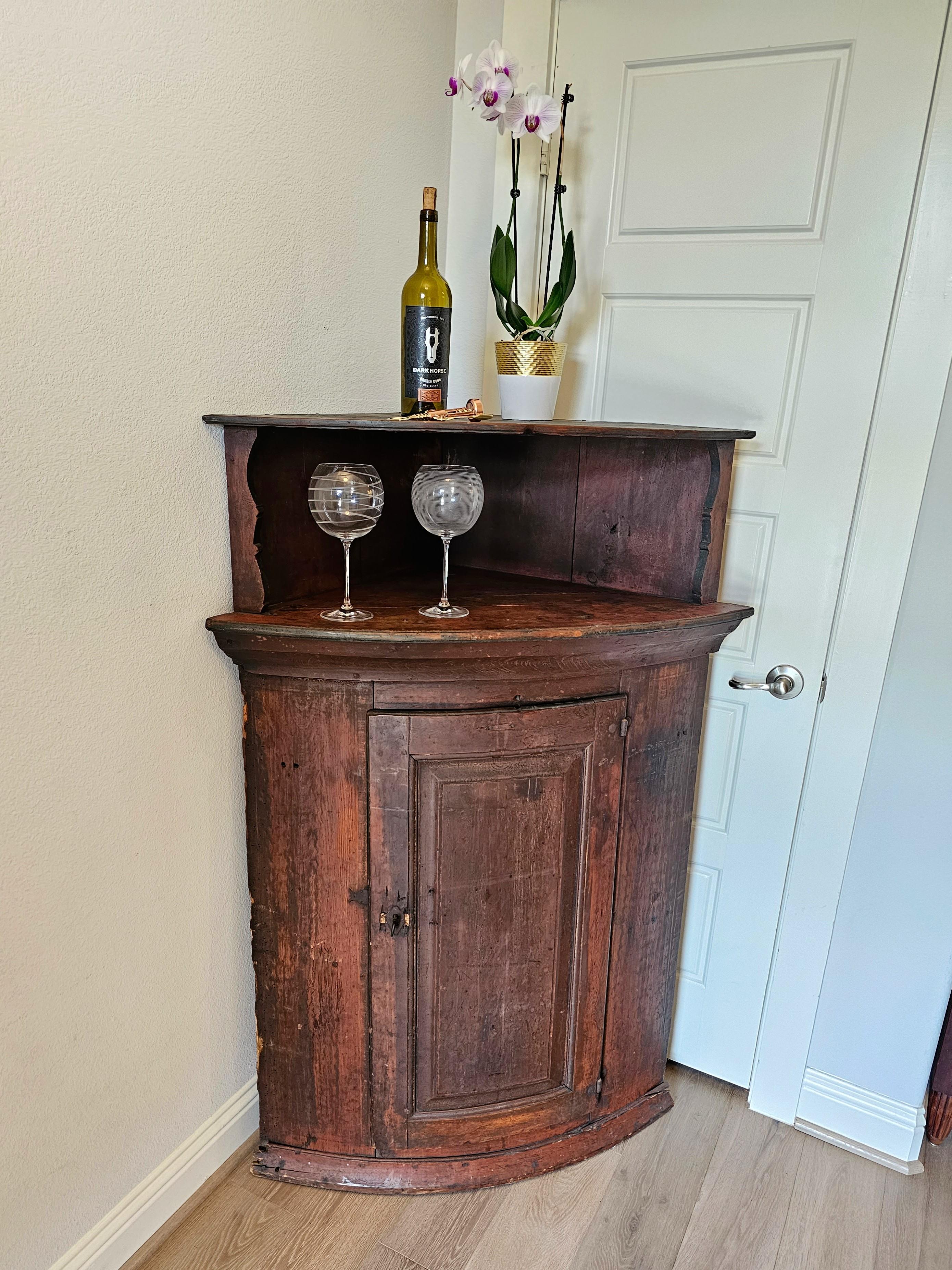 Un encantador armario esquinero pintado de granja sueca de casi 300 años de antigüedad, con una cálida pátina rústica muy desgastada y bellamente envejecida! circa 1730

Nacido en Suecia en la primera mitad del siglo XVIII, hecho a mano con madera