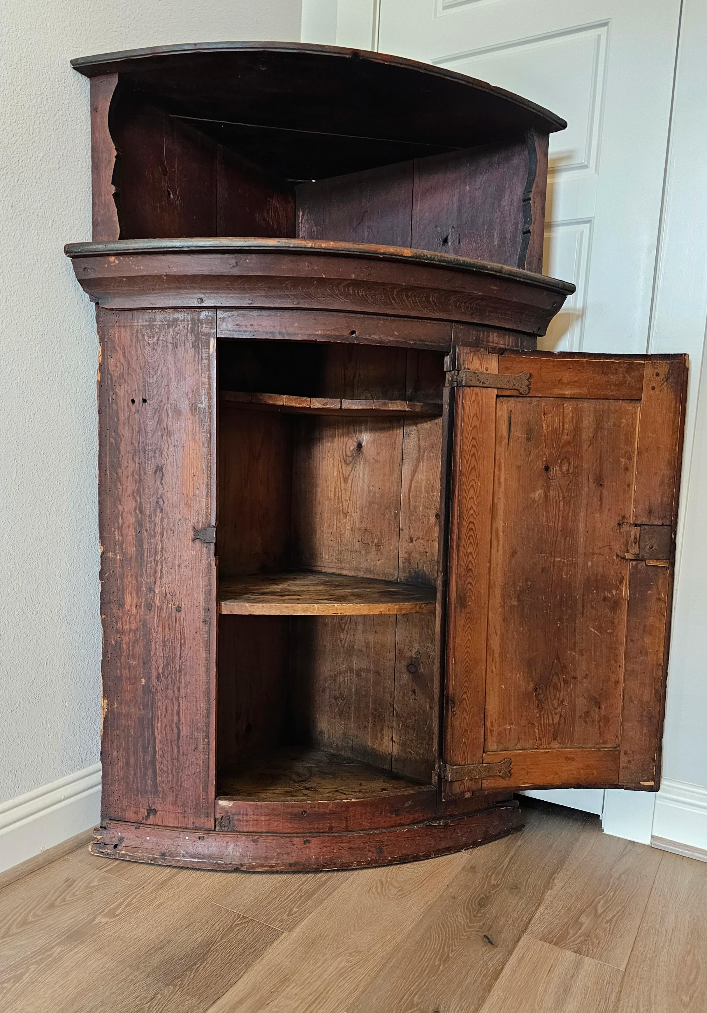 18th Century Swedish Farmhouse Painted Pine Corner Cabinet  For Sale 2