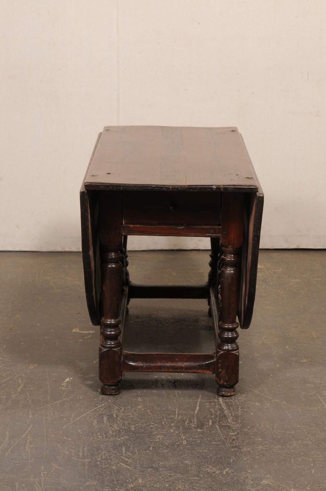 Table en bois de sapin suédois du XVIIIe siècle à double abattant et à pieds de grilles en vente 4