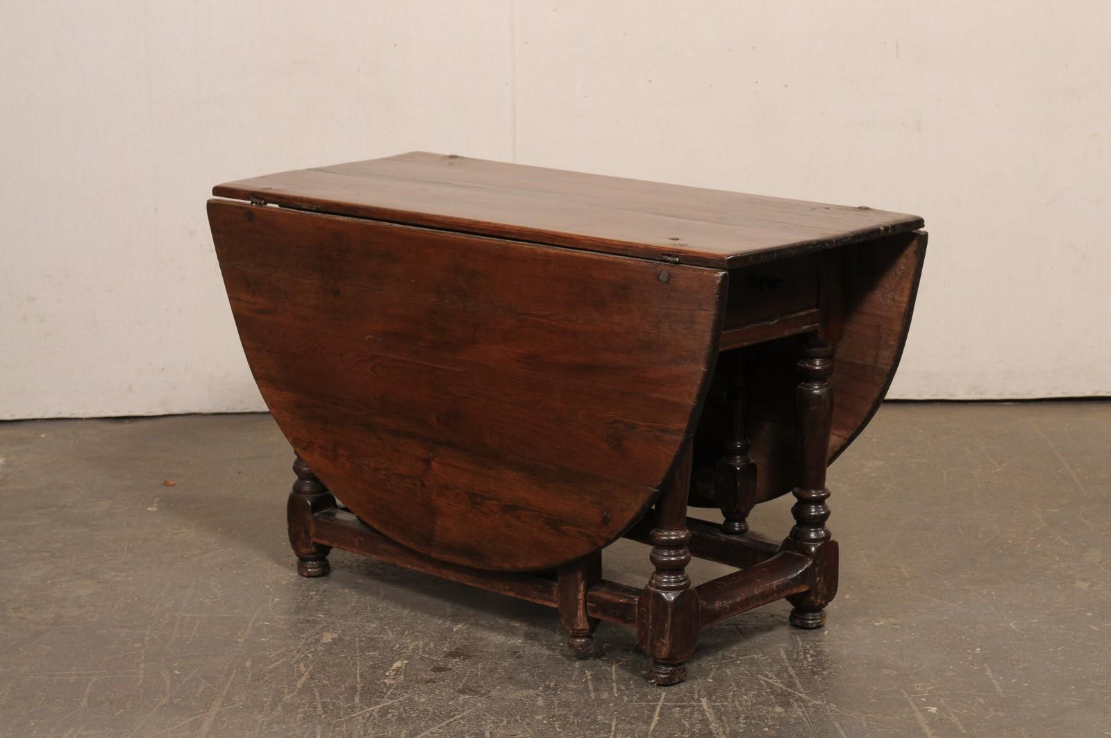 Table en bois de sapin suédois du XVIIIe siècle à double abattant et à pieds de grilles en vente 5