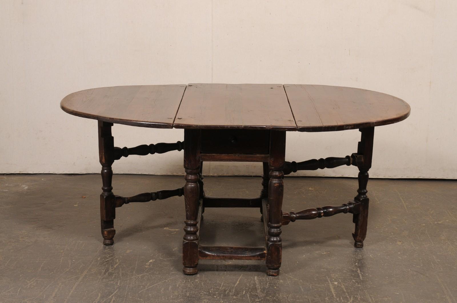 Table en bois de sapin suédois du XVIIIe siècle à double abattant et à pieds de grilles en vente 9